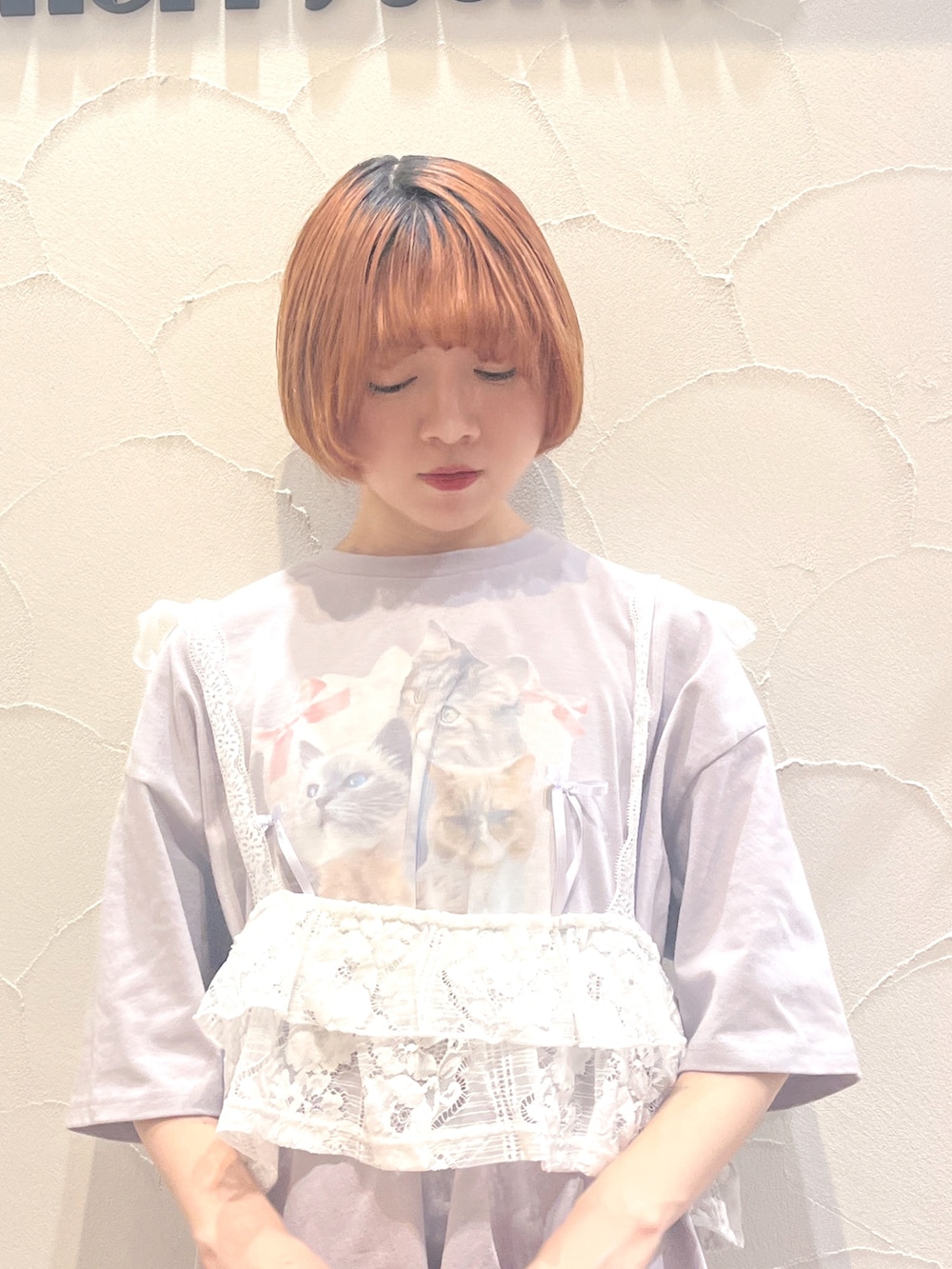 ホワイト系のショルダーバッグ、ホワイト系のキャミソール、パープル系のTシャツ/カットソーを着用したレディースの夏コーディネートの5枚目の写真