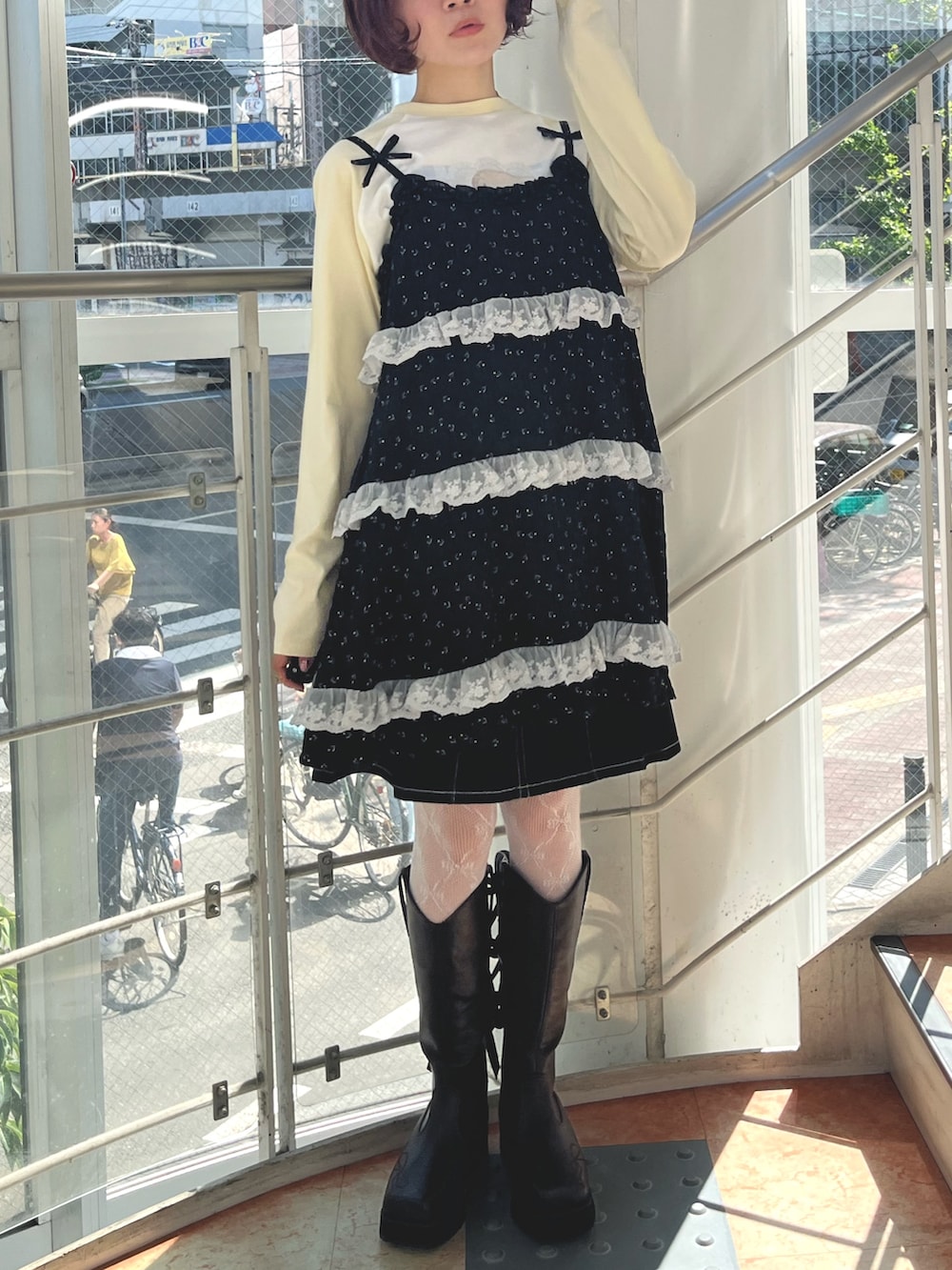 ブラック系のチュニック、イエロー系のTシャツ/カットソー、ホワイト系のブルゾンを着用したレディースの秋コーディネートの7枚目の写真