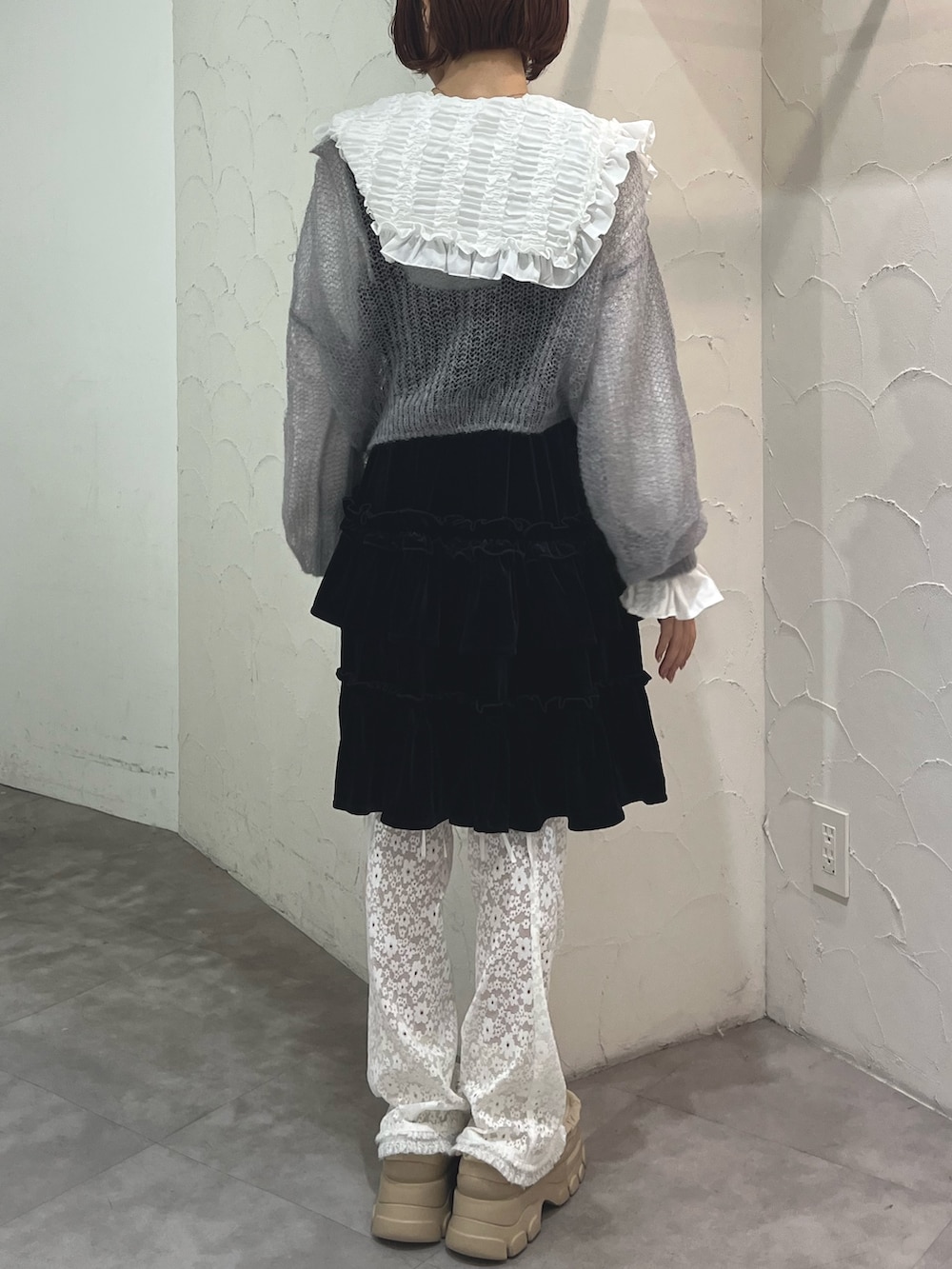 ブラウン系のブルゾン、ホワイト系のシャツ/ブラウス、ホワイト系のその他パンツを着用したレディースの秋コーディネートの5枚目の写真