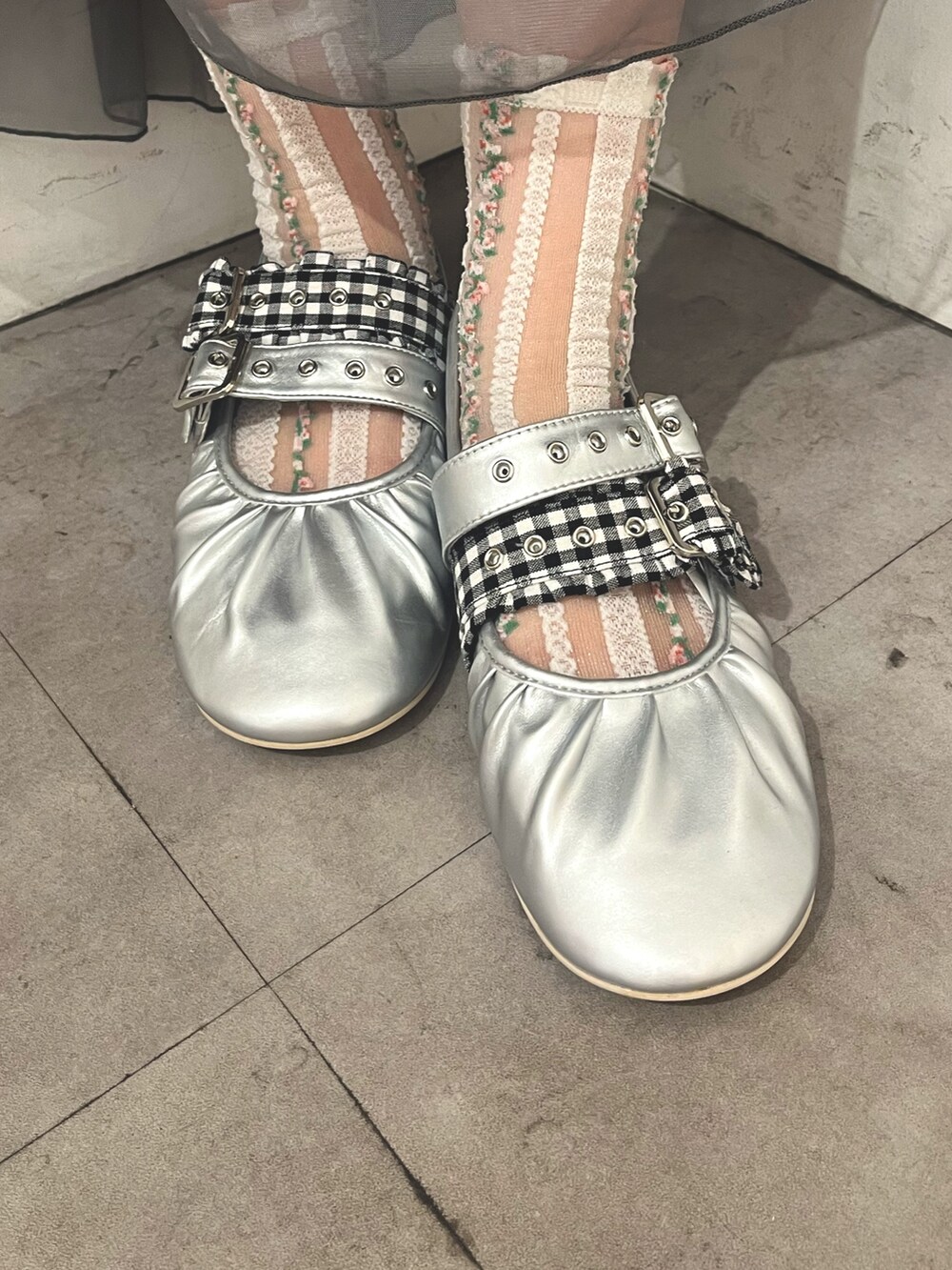 グレー系のワンピース、ホワイト系のシャツ/ブラウス、シルバー系のバレエシューズを着用したレディースの夏コーディネートの10枚目の写真