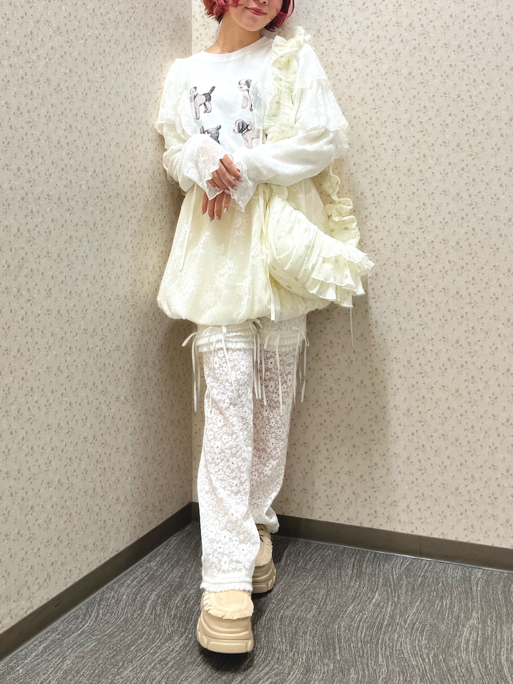 ホワイト系のTシャツ/カットソー、ホワイト系のシャツ/ブラウス、ホワイト系のその他パンツを着用したレディースの夏コーディネートの2枚目の写真