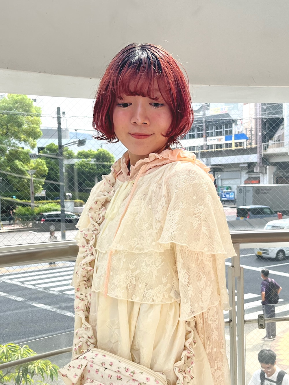 ホワイト系のワンピース、ピンク系のショルダーバッグ、ホワイト系のシャツ/ブラウスを着用したレディースの夏コーディネートの6枚目の写真