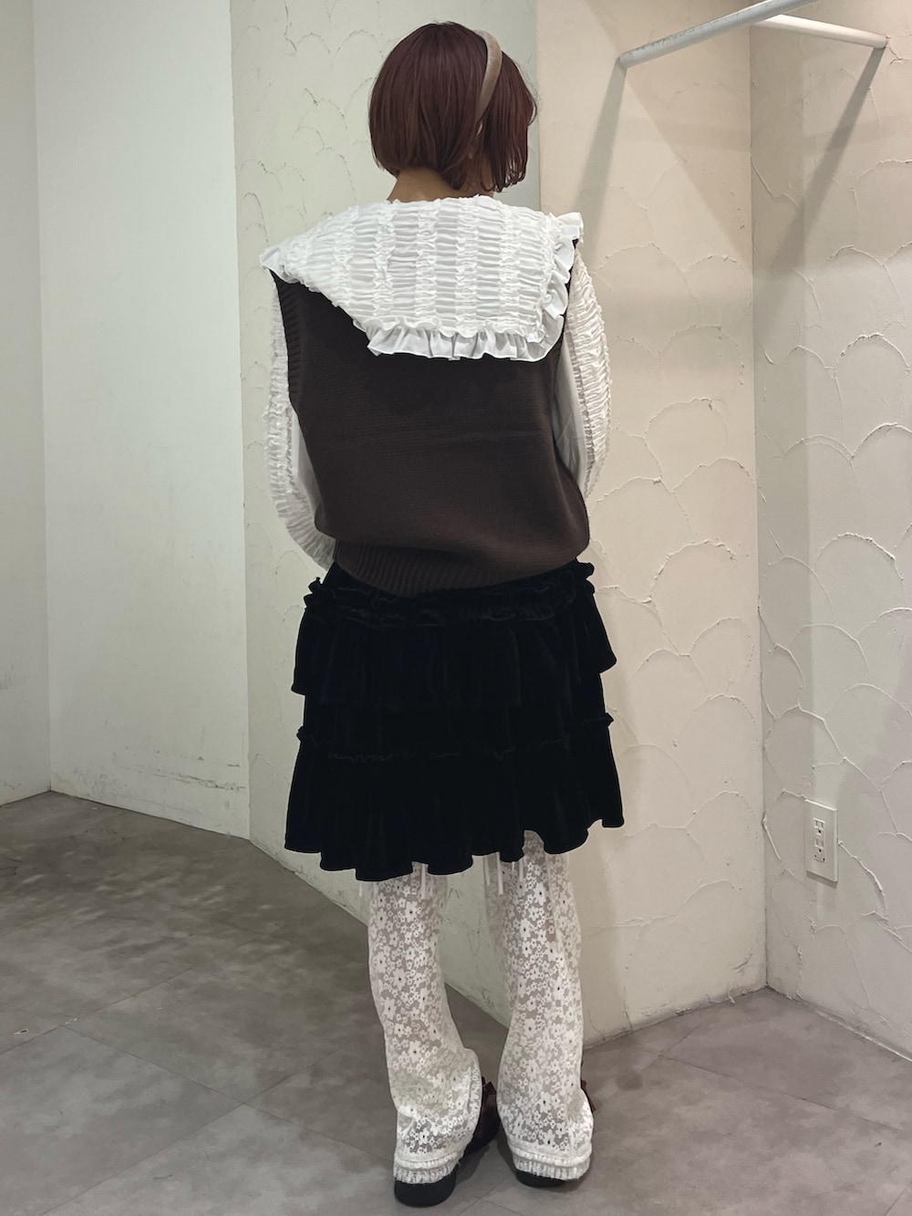 レッド系のパンプス、ブラウン系のベスト、ホワイト系のシャツ/ブラウスを着用したレディースの秋コーディネートの4枚目の写真