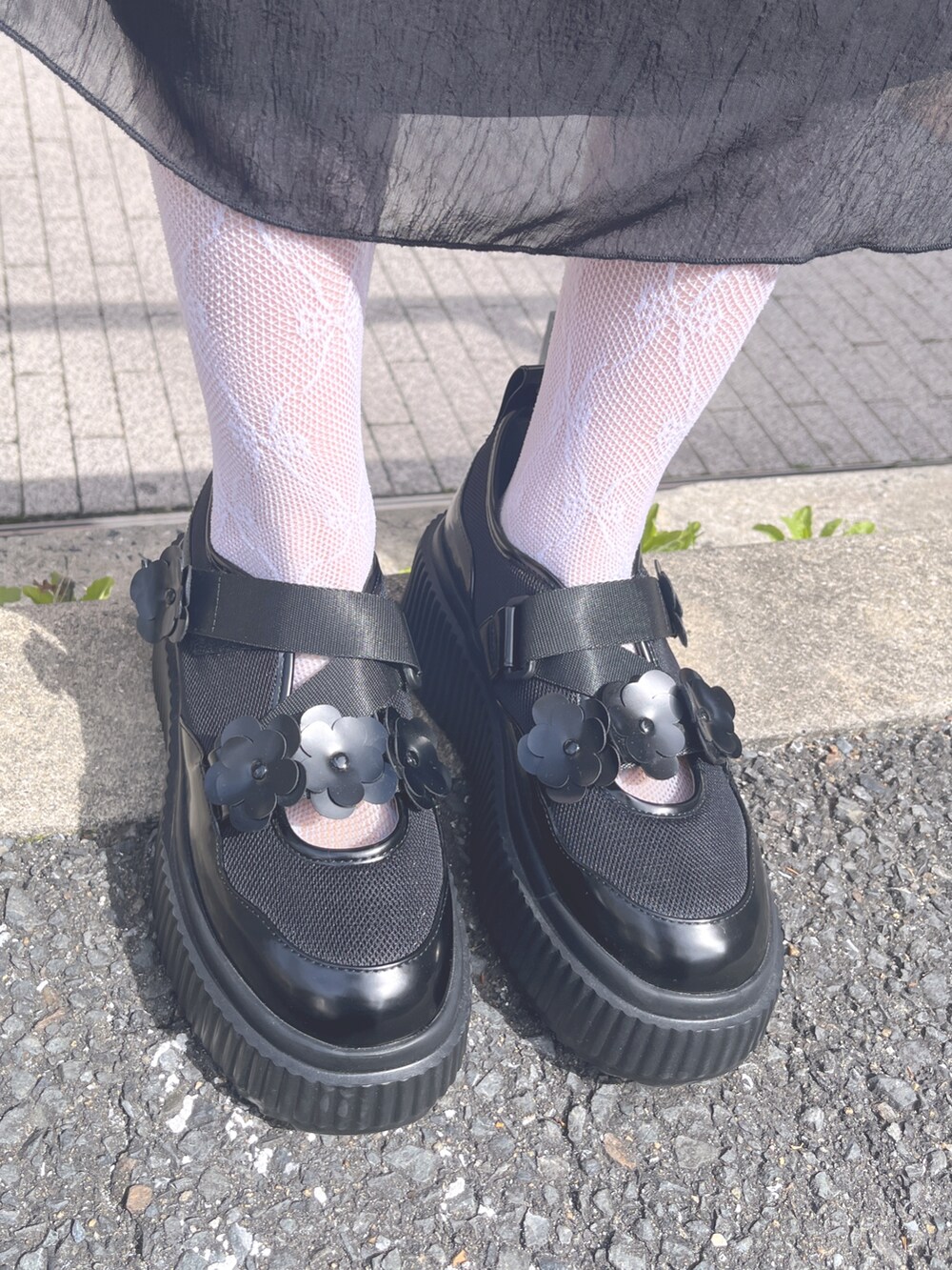 ホワイト系のTシャツ/カットソー、ブラック系のワンピース、ブラック系のスニーカーを着用したレディースの春コーディネートの9枚目の写真