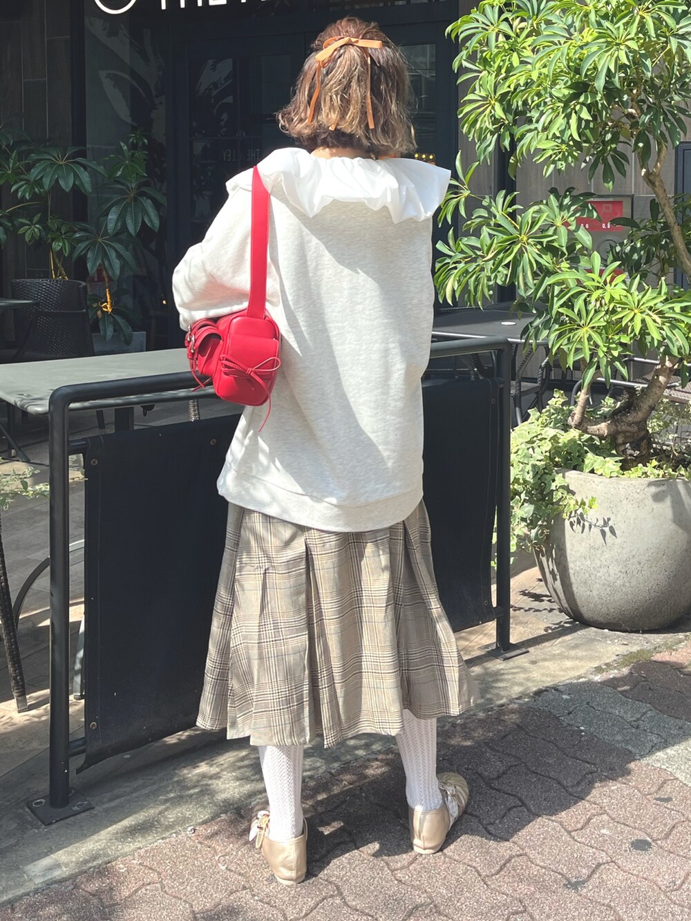 グレー系のスウェット、ホワイト系のシャツ/ブラウス、レッド系のショルダーバッグを着用したレディースの秋コーディネートの4枚目の写真