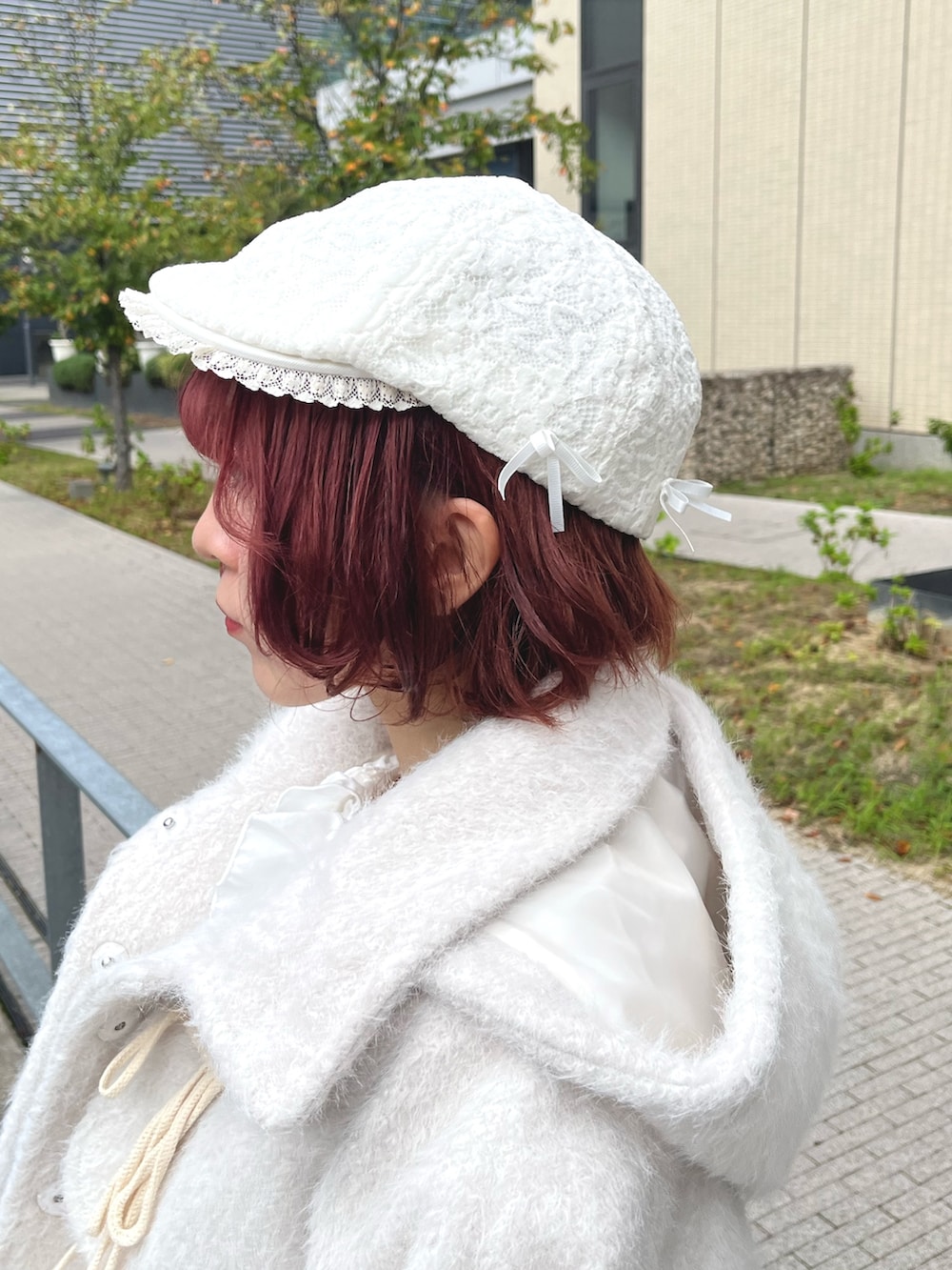 グレー系のワンピース、ホワイト系のダッフルコート、ホワイト系のシャツ/ブラウスを着用したレディースの秋コーディネートの9枚目の写真