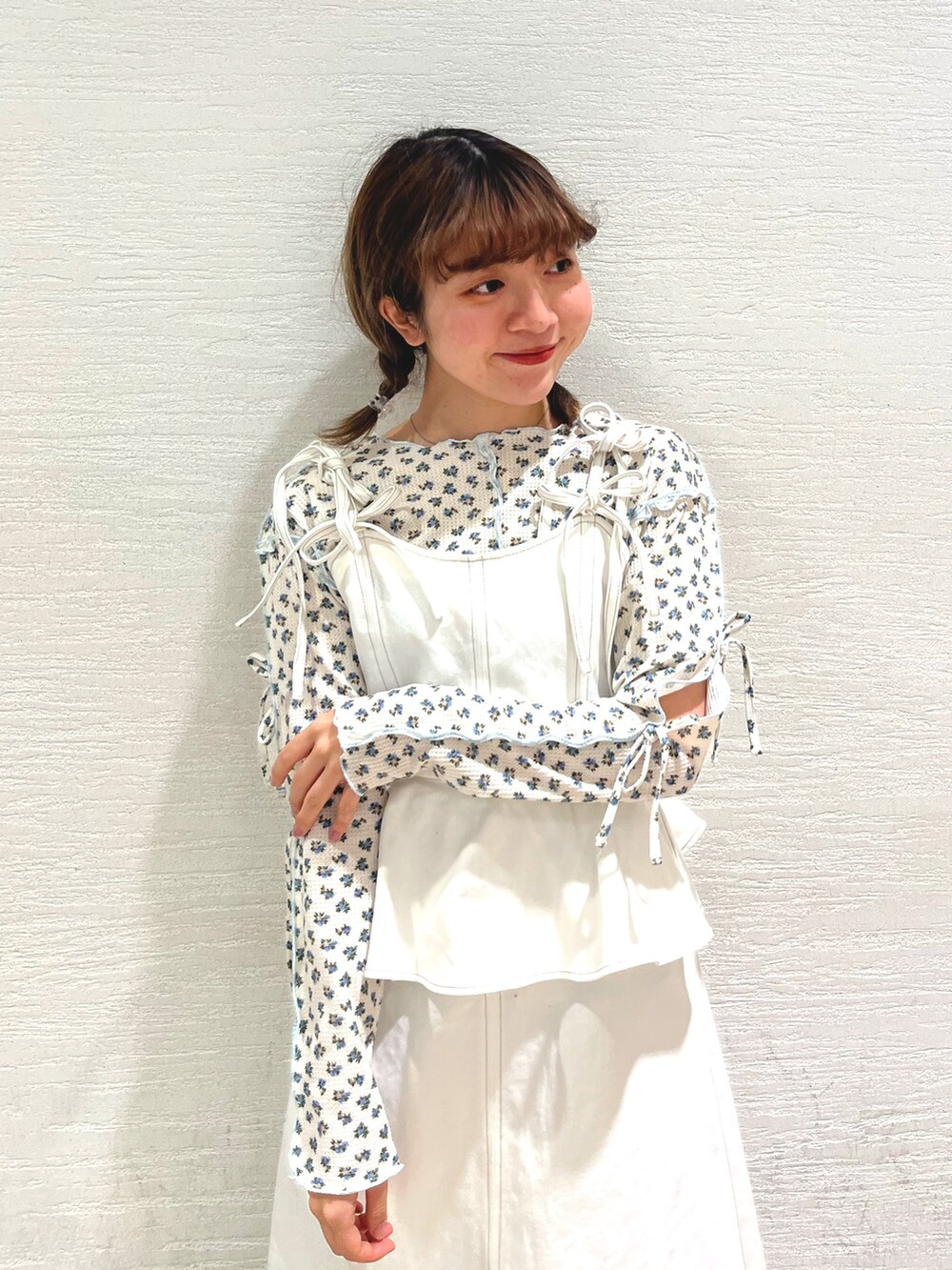 ホワイト系のワンピース、ブルー系のTシャツ/カットソー、ホワイト系のシャツ/ブラウスを着用したレディースの春コーディネートの8枚目の写真