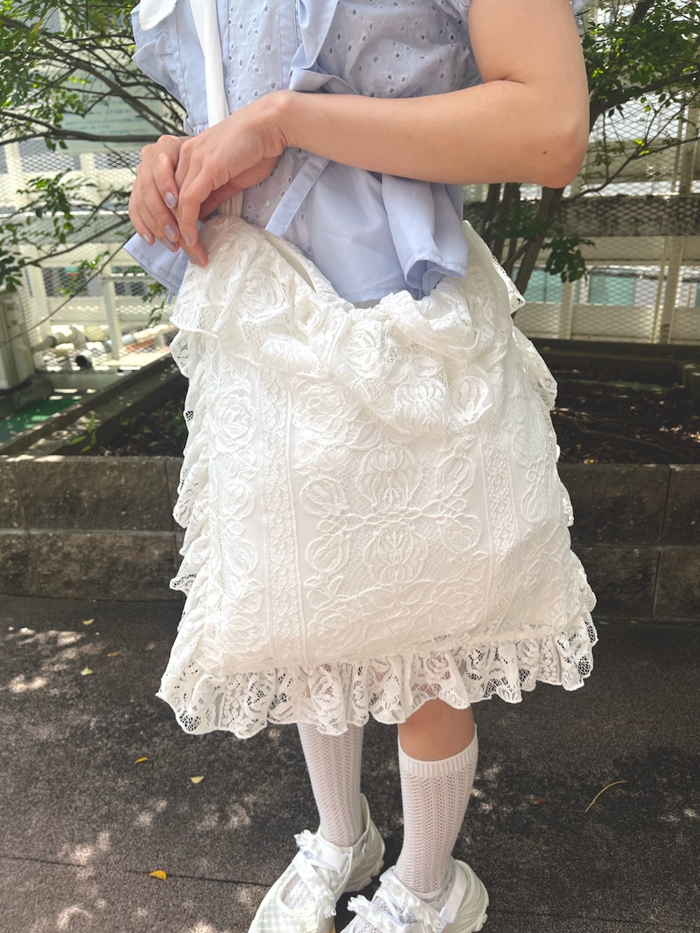 ブルー系のシャツ/ブラウス、ホワイト系のチノパンツ、ホワイト系のスニーカーを着用したレディースの夏コーディネートの9枚目の写真