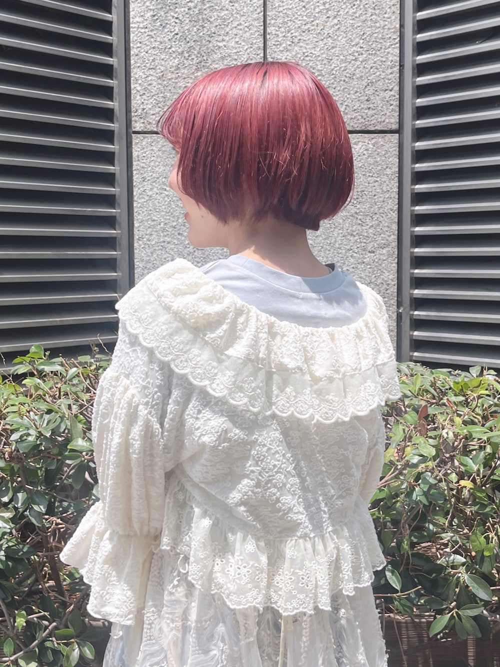 ホワイト系のワンピース、ブルー系のTシャツ/カットソー、ホワイト系のカーディガン/ボレロを着用したレディースの夏コーディネートの7枚目の写真