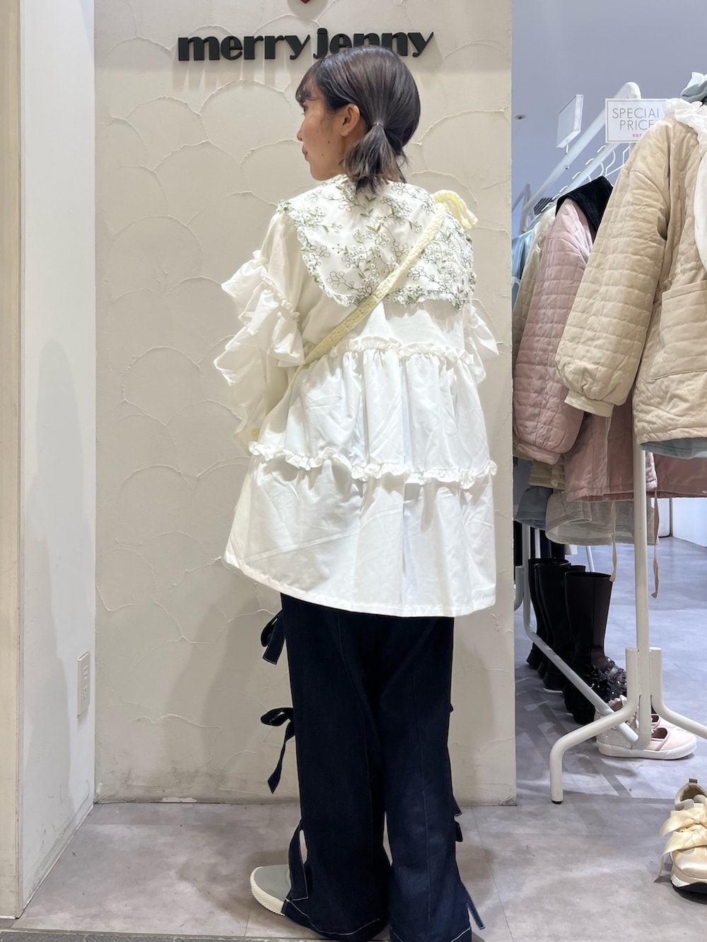 ホワイト系のシャツ/ブラウス、ホワイト系のスウェット、ホワイト系のハンドバッグを着用したレディースの冬コーディネートの3枚目の写真