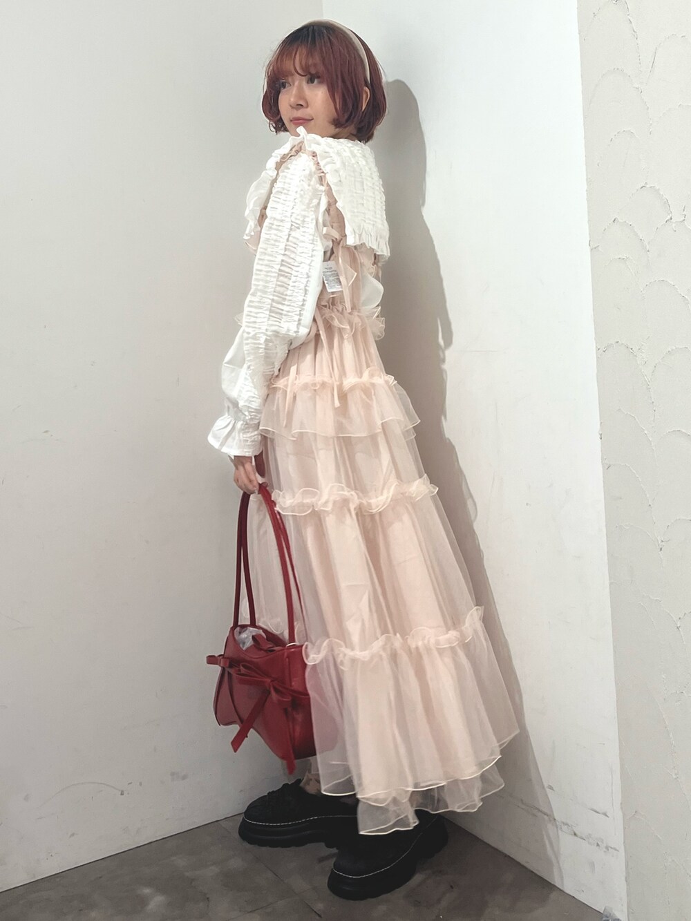 ホワイト系のシャツ/ブラウス、ピンク系のワンピース、レッド系のハンドバッグを着用したレディースの秋コーディネートの3枚目の写真