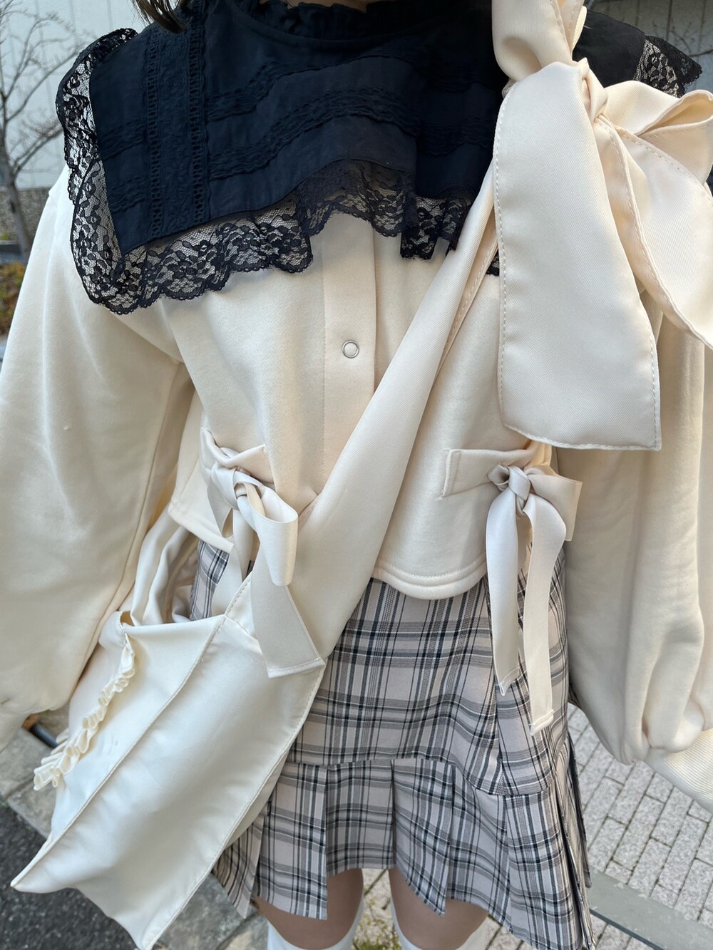 ブルー系のダウンジャケット/コート、ベージュ系のスカート、ホワイト系のトートバッグを着用したレディースの冬コーディネートの5枚目の写真