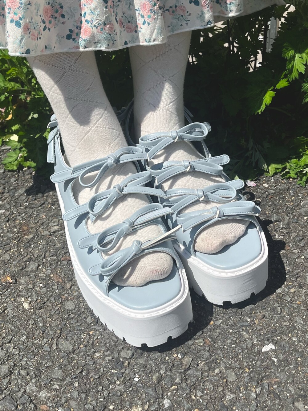 ピンク系のスカート、ピンク系のシャツ/ブラウス、ブルー系のサンダルを着用したレディースの春コーディネートの9枚目の写真