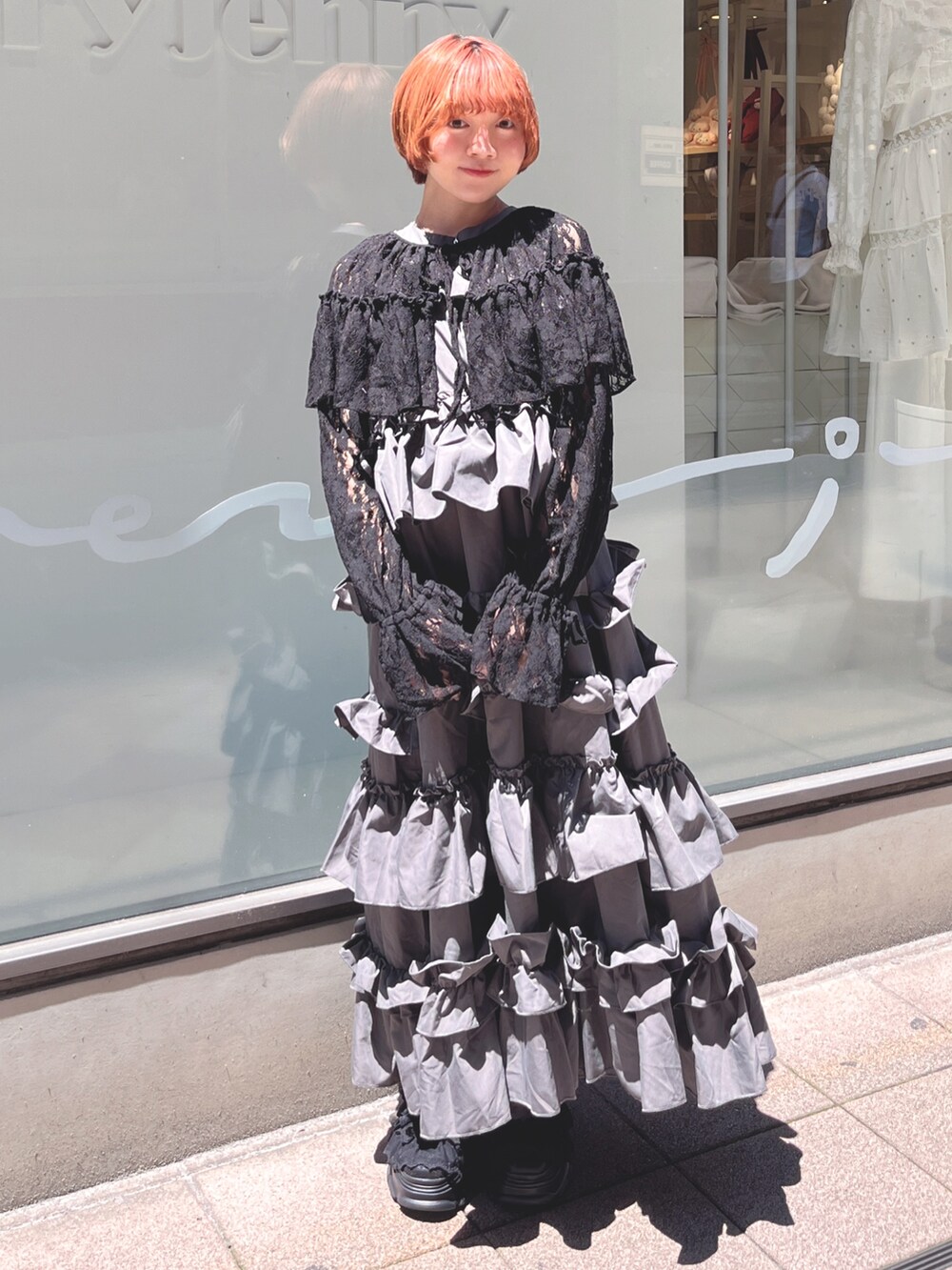 グレー系のワンピース、ブラック系のカーディガン/ボレロ、ブラック系のサンダルを着用したレディースの夏コーディネートの2枚目の写真