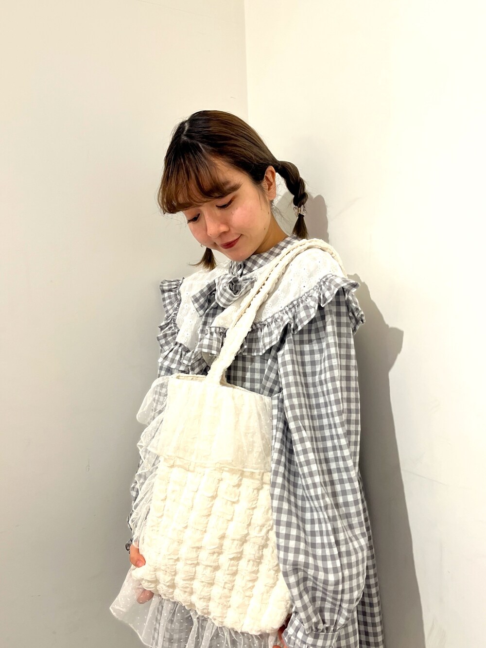 グレー系のワンピース、ホワイト系のトートバッグ、ブルー系のスニーカーを着用したレディースの春コーディネートの5枚目の写真