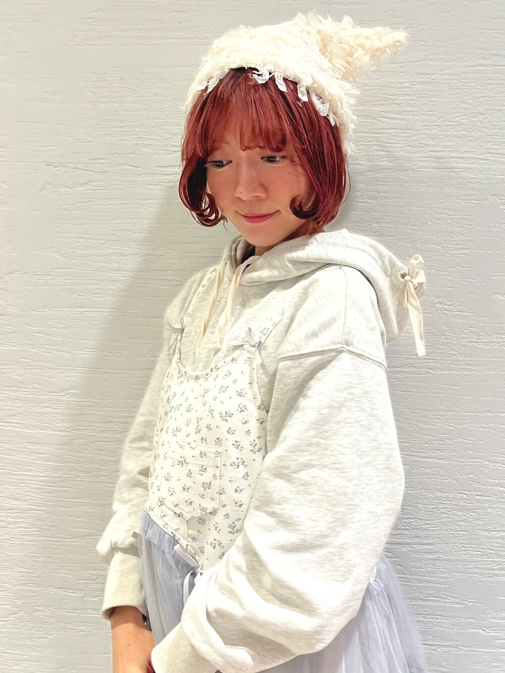 グレー系のパーカー、ブルー系のワンピース、ブラック系のローファーを着用したレディースの秋コーディネートの5枚目の写真