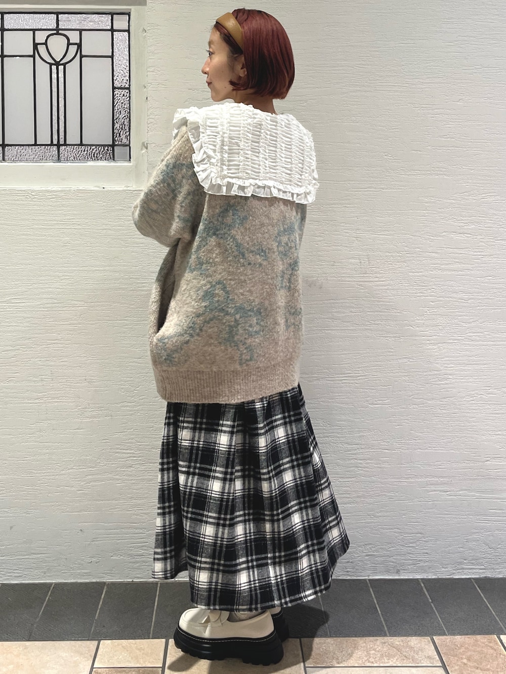 ホワイト系のシャツ/ブラウス、その他のワンピース、ベージュ系のカーディガン/ボレロを着用したレディースの秋コーディネートの4枚目の写真