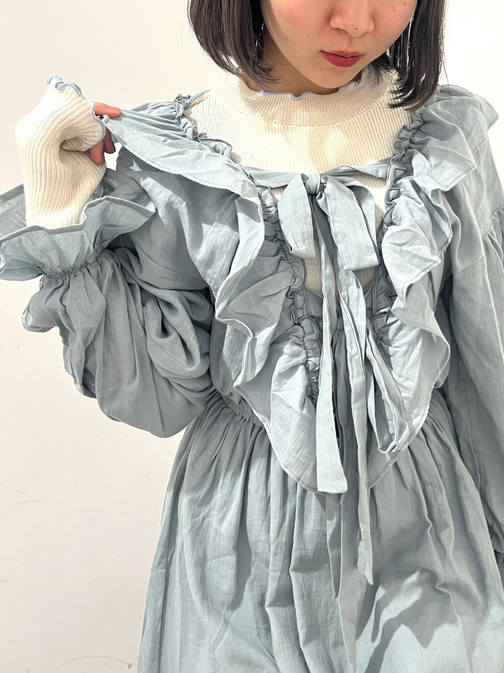 グリーン系のワンピース、ホワイト系のパンプス、ホワイト系のTシャツ/カットソーを着用したレディースの春コーディネートの9枚目の写真