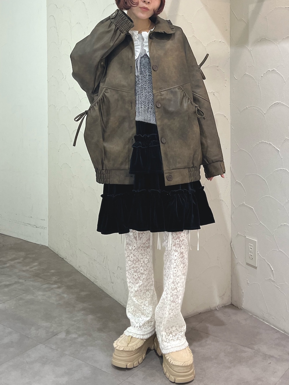 ブラウン系のブルゾン、ホワイト系のシャツ/ブラウス、ホワイト系のその他パンツを着用したレディースの秋コーディネートの2枚目の写真