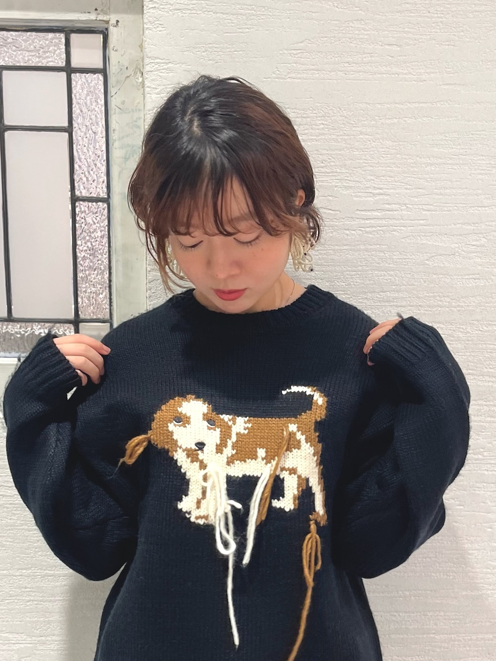 ブラック系のニット/セーター、ブラック系のブルゾン、ベージュ系のスウェットパンツを着用したレディースの秋コーディネートの6枚目の写真