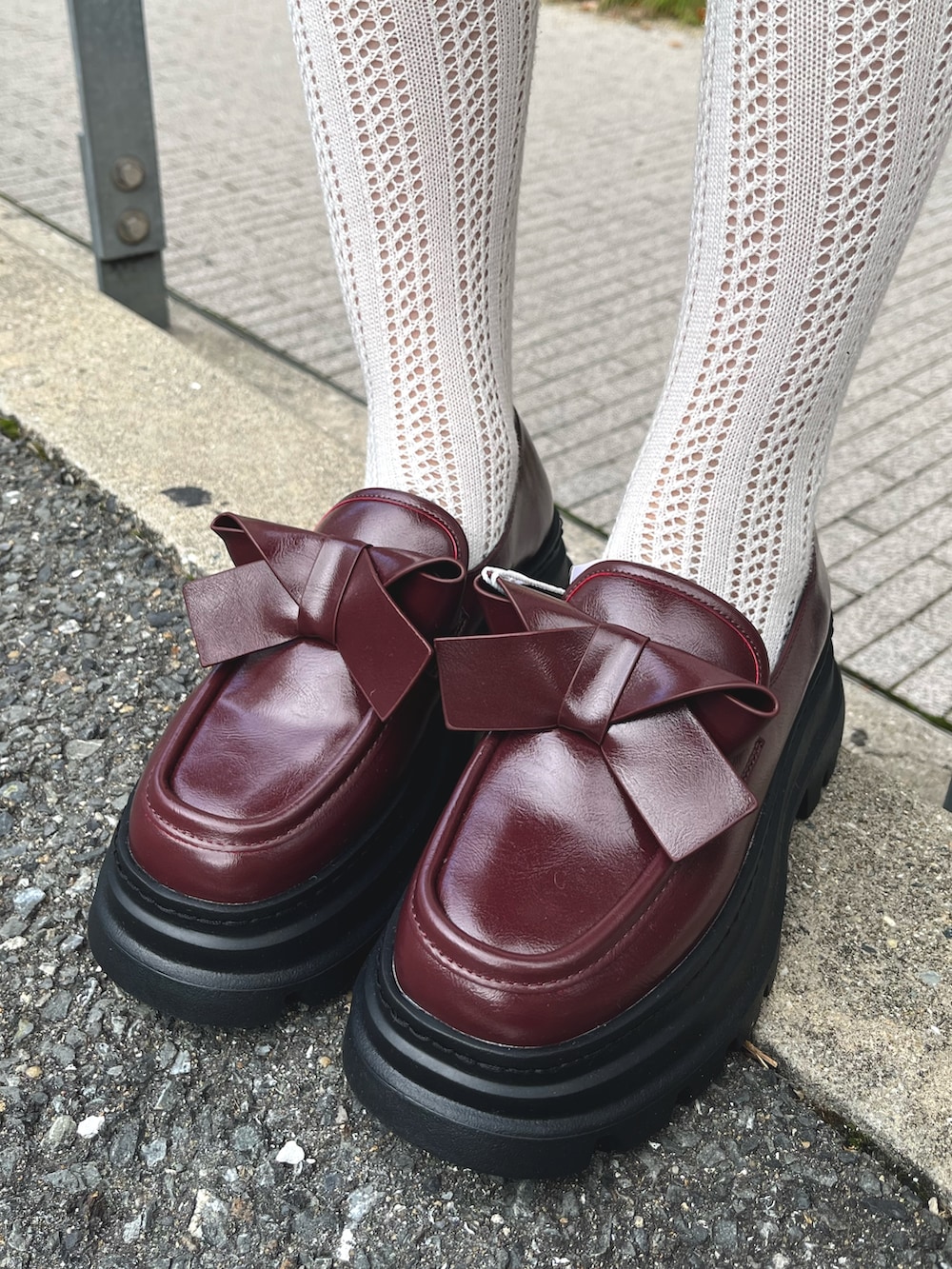 グレー系のワンピース、ホワイト系のダッフルコート、ホワイト系のシャツ/ブラウスを着用したレディースの秋コーディネートの10枚目の写真