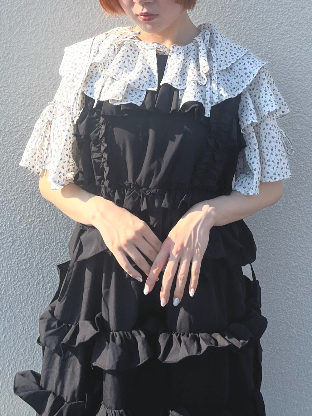 ブラック系のワンピース、その他のシャツ/ブラウス、ベージュ系のサンダルを着用したレディースの夏コーディネートの8枚目の写真