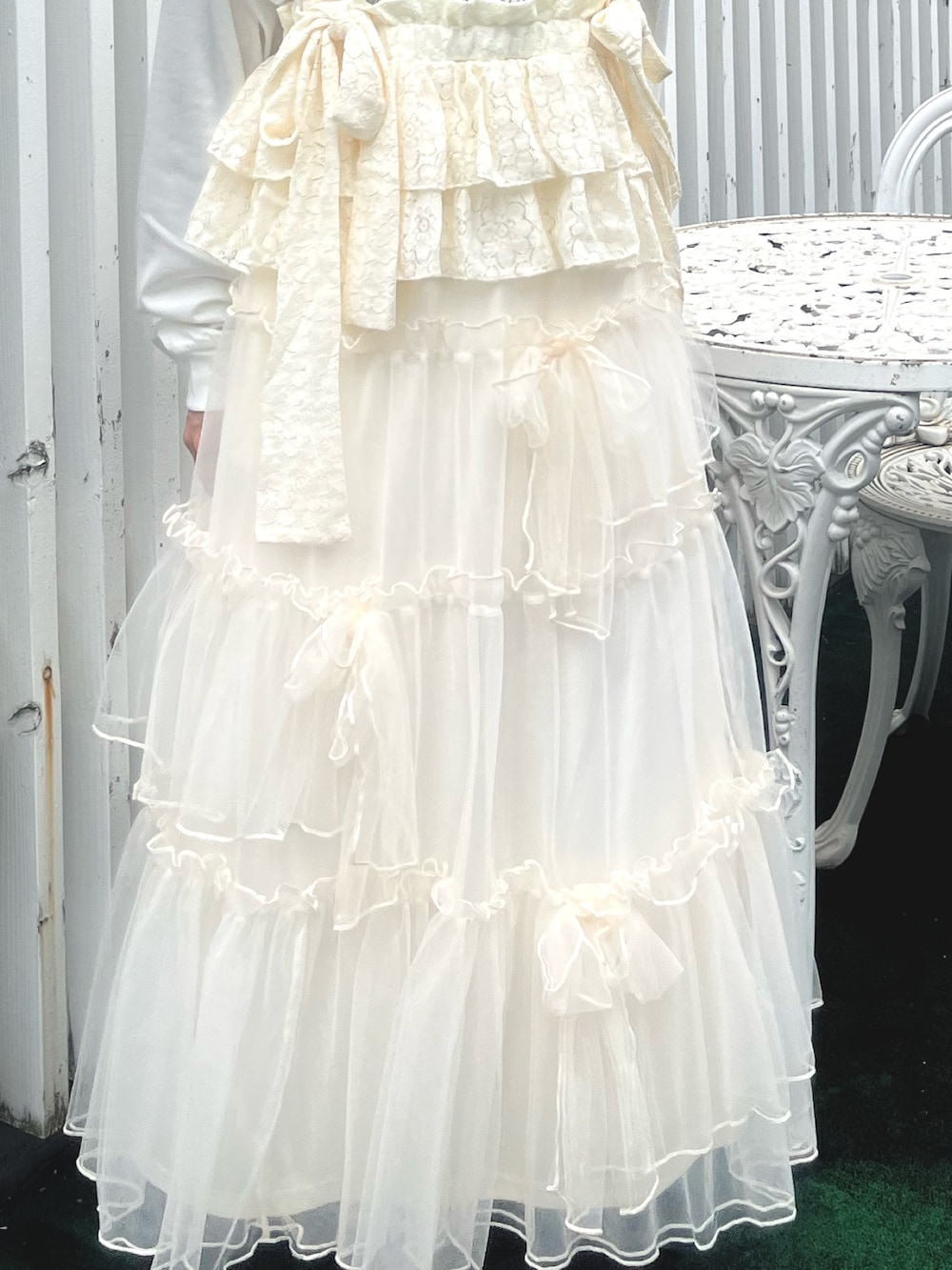 ホワイト系のスカート、ホワイト系のTシャツ/カットソー、ホワイト系のキャミソールを着用したレディースの夏コーディネートの7枚目の写真