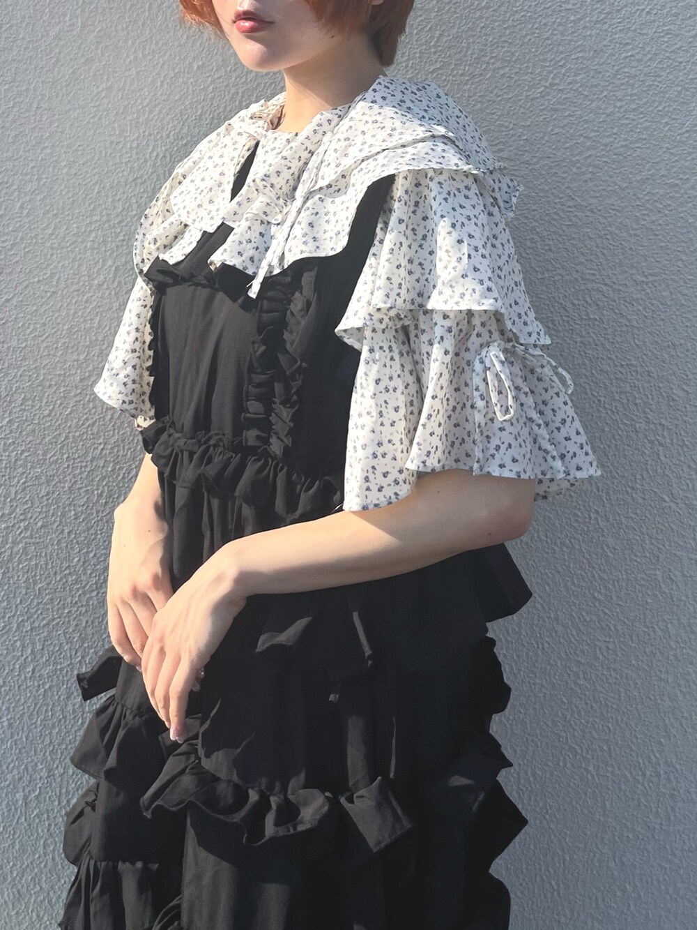 ブラック系のワンピース、その他のシャツ/ブラウス、ベージュ系のサンダルを着用したレディースの夏コーディネートの6枚目の写真