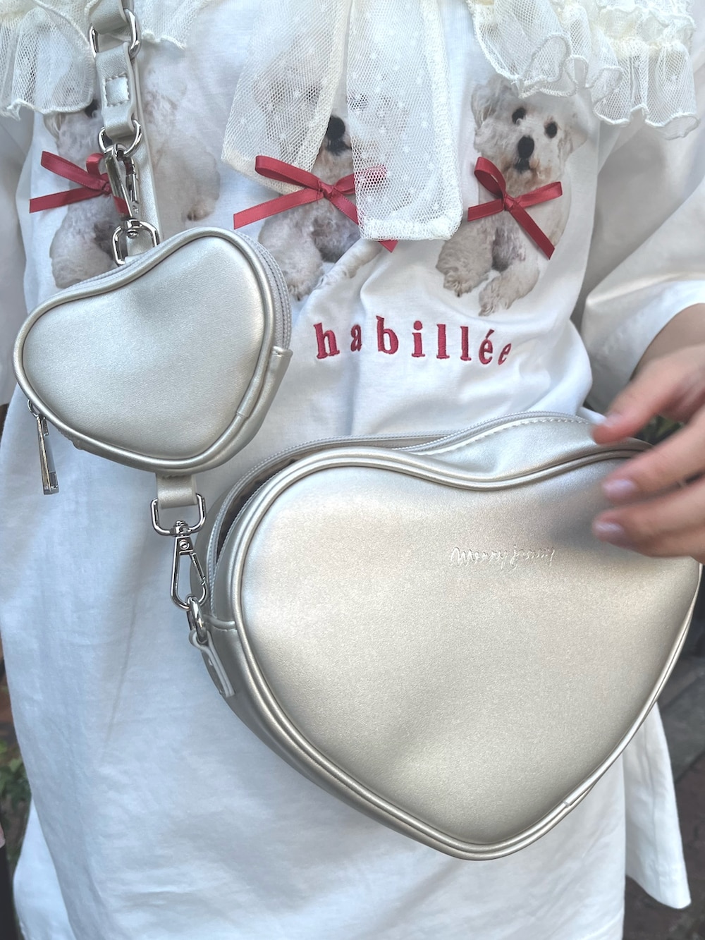 ホワイト系のTシャツ/カットソー、ゴールド系のショルダーバッグ、ブラウン系のスラックスを着用したレディースの夏コーディネートの8枚目の写真