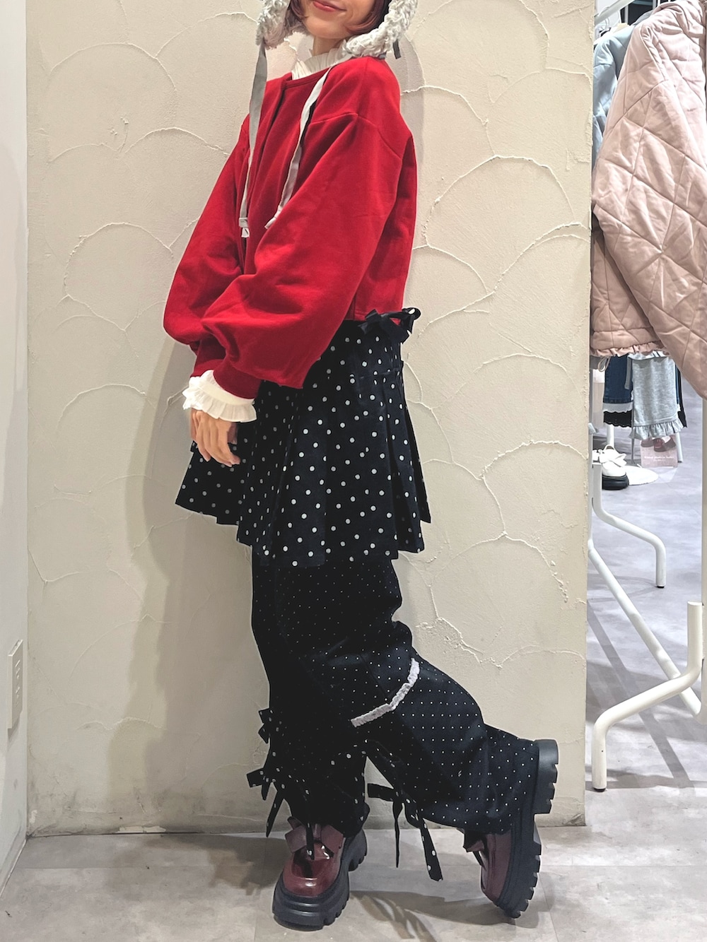 ブラック系のスカート、ブラック系のスラックス、レッド系のローファーを着用したレディースの秋コーディネートの3枚目の写真