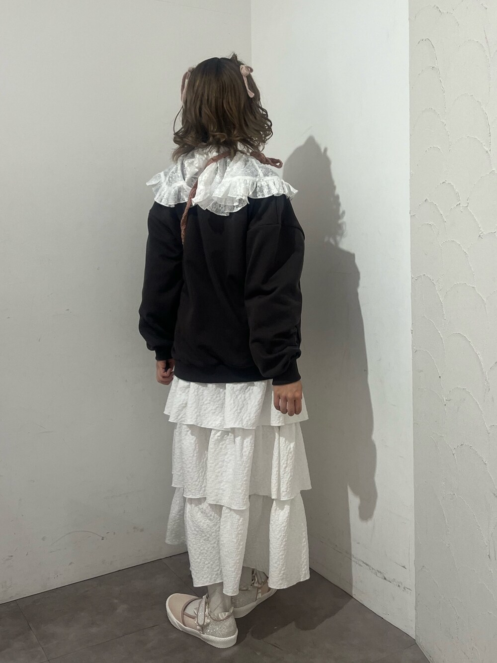 ホワイト系のシャツ/ブラウス、グレー系のスウェット、ピンク系のハンドバッグを着用したレディースの冬コーディネートの3枚目の写真