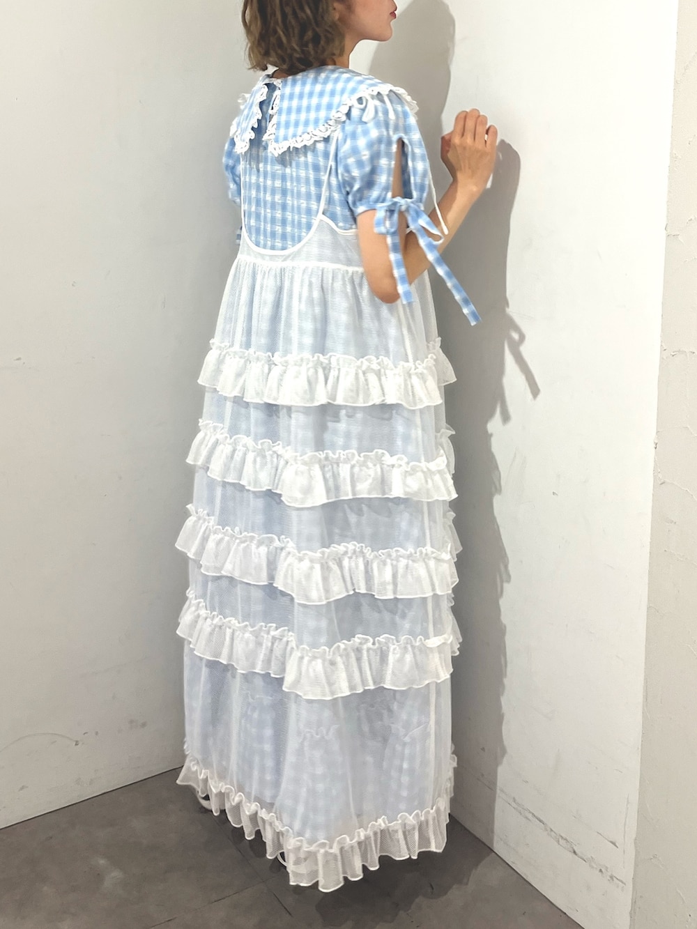 ホワイト系のワンピース、ブルー系のワンピース、ホワイト系のサンダルを着用したレディースの春コーディネートの4枚目の写真