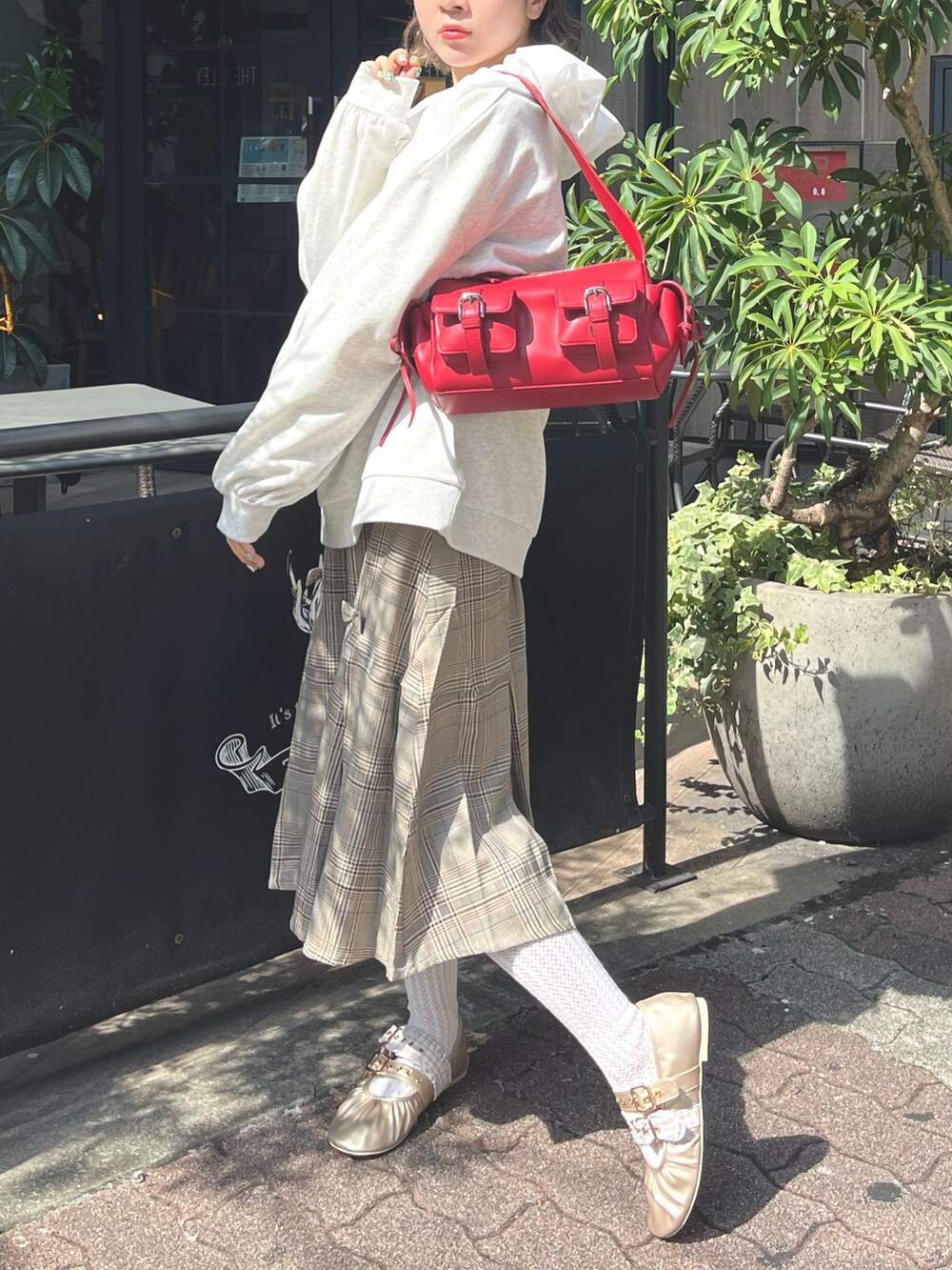 グレー系のスウェット、ホワイト系のシャツ/ブラウス、レッド系のショルダーバッグを着用したレディースの秋コーディネートの3枚目の写真