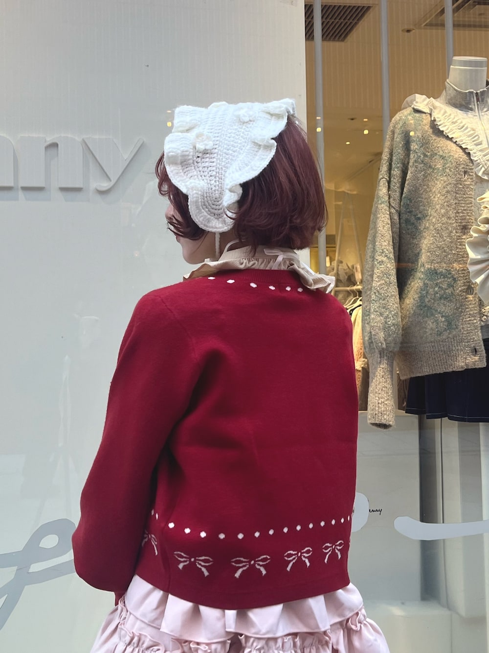 ピンク系のワンピース、レッド系のカーディガン/ボレロ、ベージュ系のシャツ/ブラウスを着用したレディースの秋コーディネートの7枚目の写真