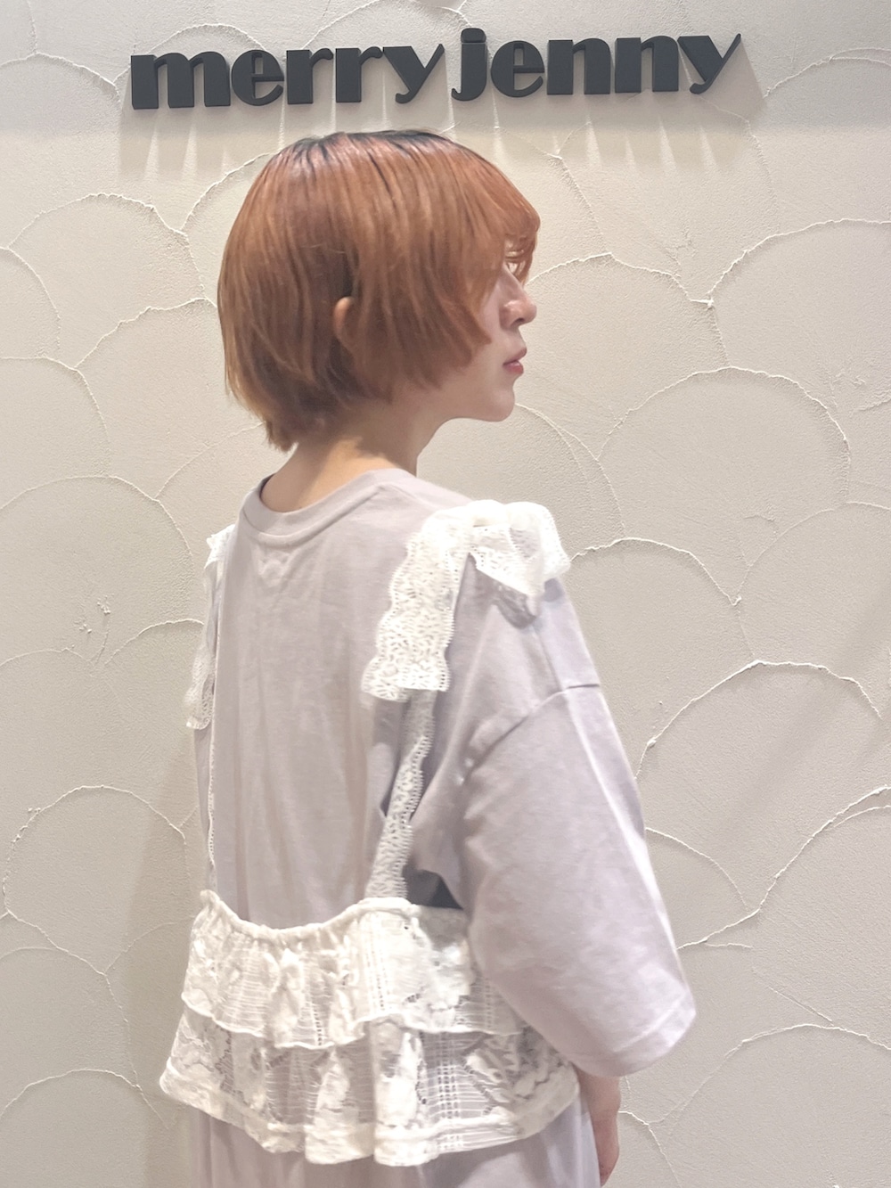 ホワイト系のショルダーバッグ、ホワイト系のキャミソール、パープル系のTシャツ/カットソーを着用したレディースの夏コーディネートの6枚目の写真