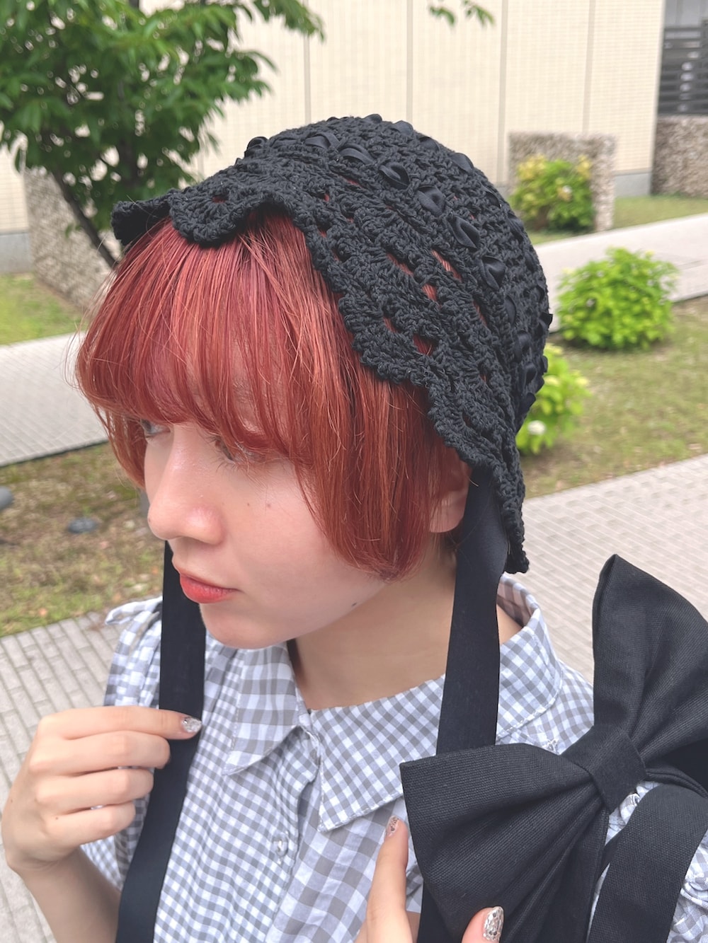 ブラック系のサンダル、ブラック系のトートバッグ、ブラック系のワンピースを着用したレディースの春コーディネートの8枚目の写真