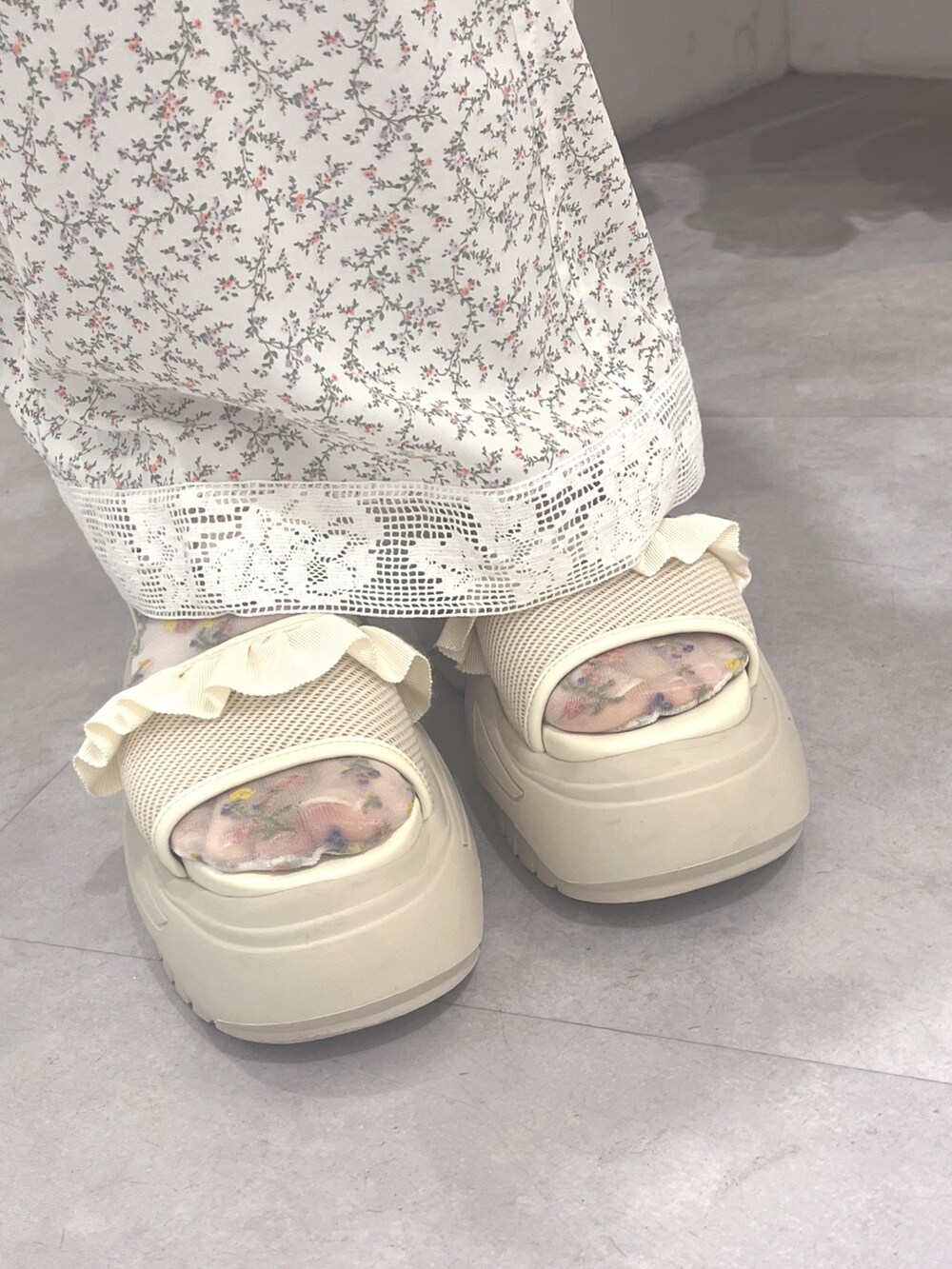 ホワイト系のショルダーバッグ、ホワイト系のキャミソール、パープル系のTシャツ/カットソーを着用したレディースの夏コーディネートの8枚目の写真