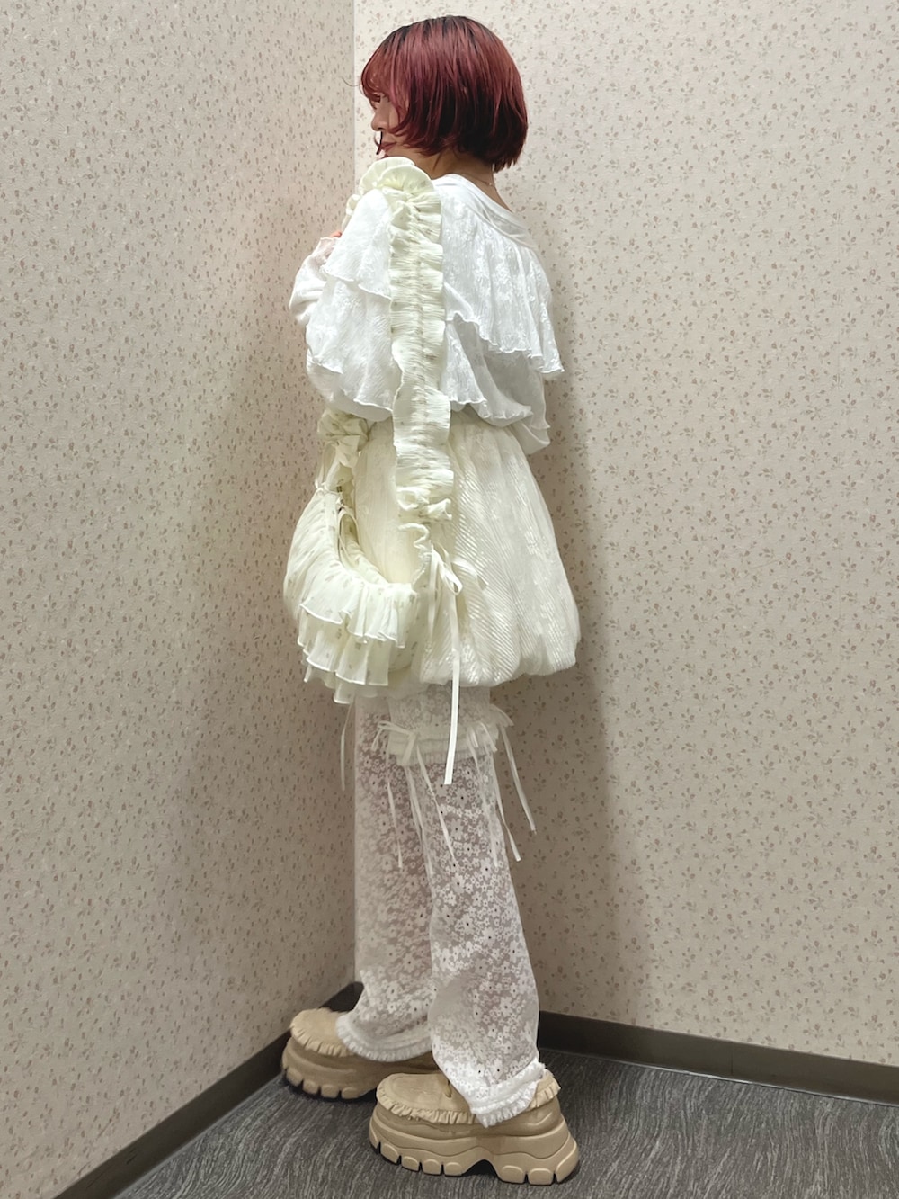 ホワイト系のTシャツ/カットソー、ホワイト系のシャツ/ブラウス、ホワイト系のその他パンツを着用したレディースの夏コーディネートの3枚目の写真