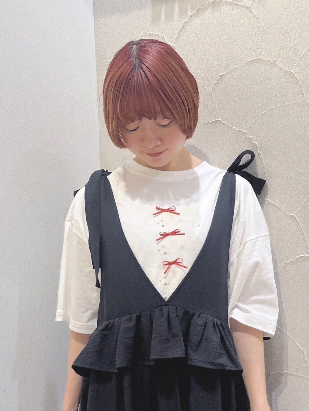 ブラック系のワンピース、ホワイト系のTシャツ/カットソー、ブラック系のサンダルを着用したレディースの春コーディネートの4枚目の写真