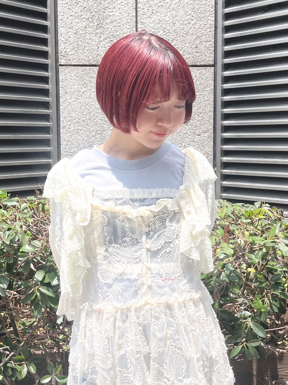 ホワイト系のワンピース、ブルー系のTシャツ/カットソー、ホワイト系のカーディガン/ボレロを着用したレディースの夏コーディネートの5枚目の写真