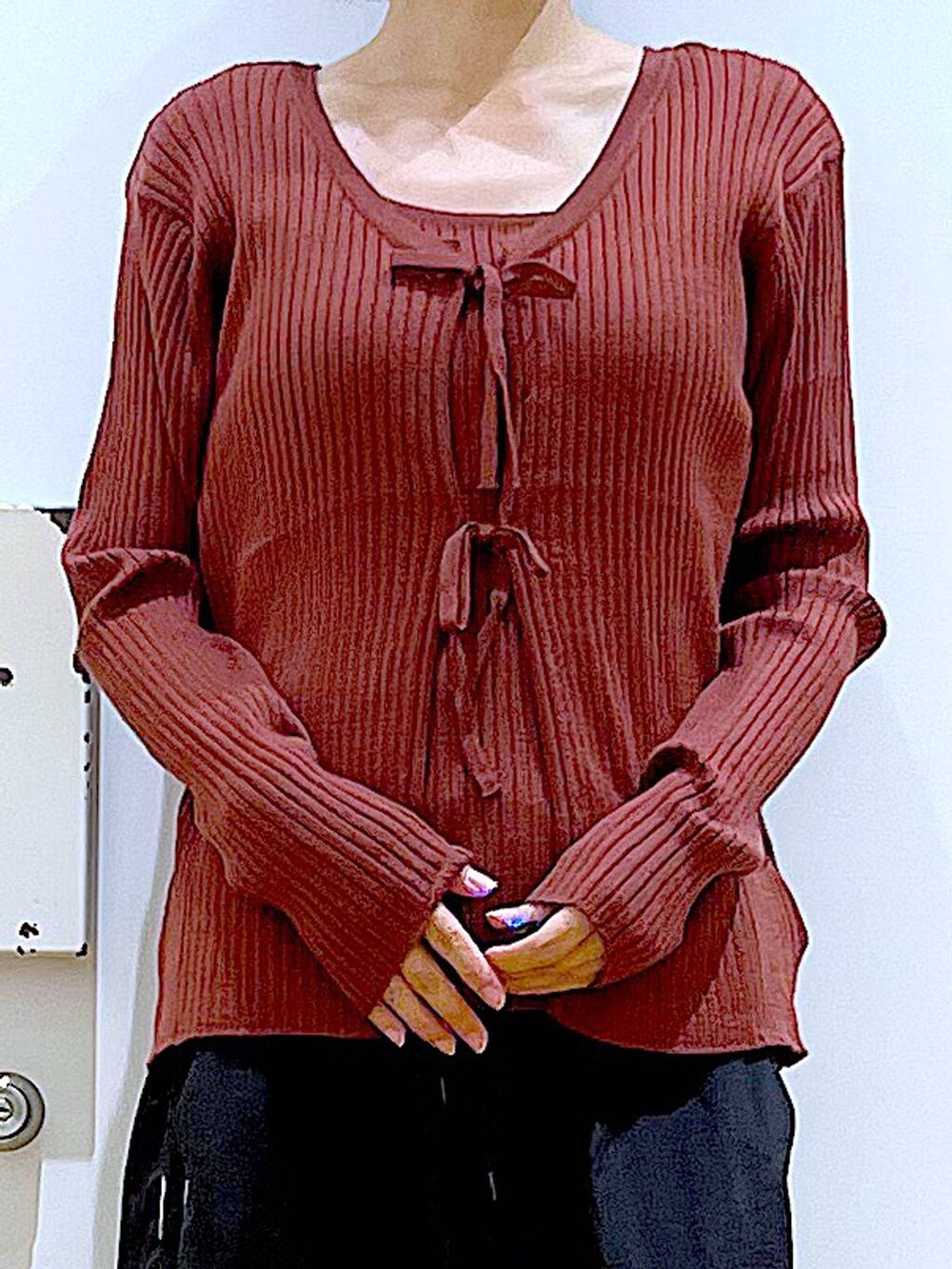 ブラック系のショルダーバッグ、ブラック系のブーツ、ブラウン系のカーディガン/ボレロを着用したレディースの秋コーディネートの7枚目の写真