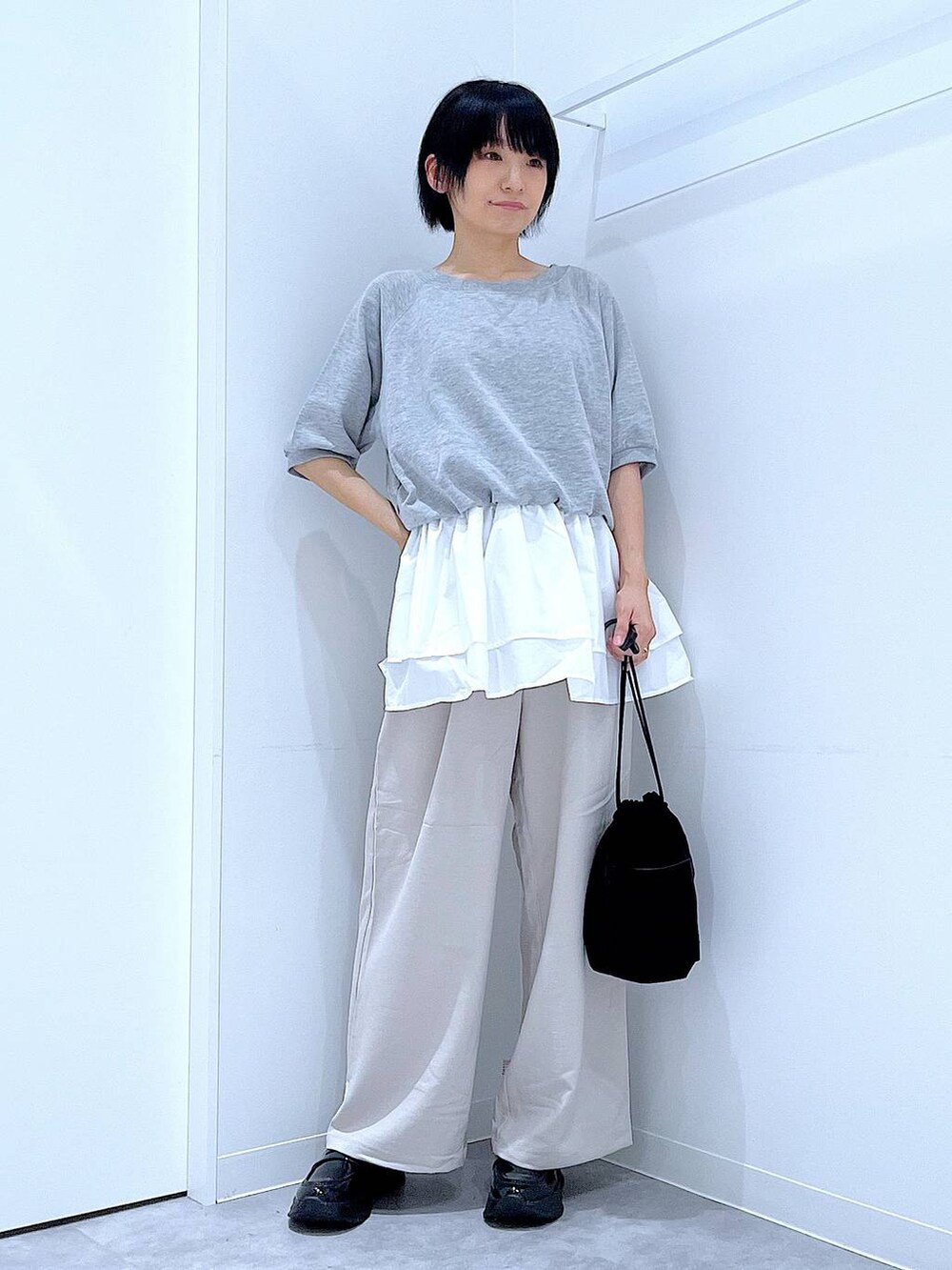 ベージュ系のその他パンツ、ブラック系のローファー、ブラック系のショルダーバッグを着用したレディースの秋コーディネートの2枚目の写真