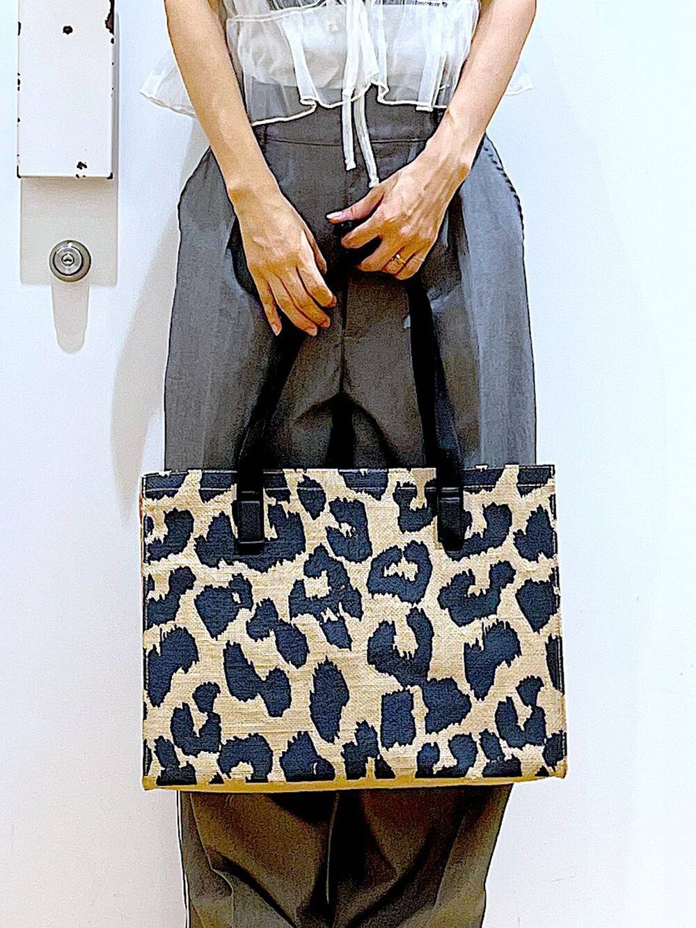 ホワイト系のサンダル、その他のトートバッグ、ホワイト系のキャミソールを着用したレディースの夏コーディネートの9枚目の写真