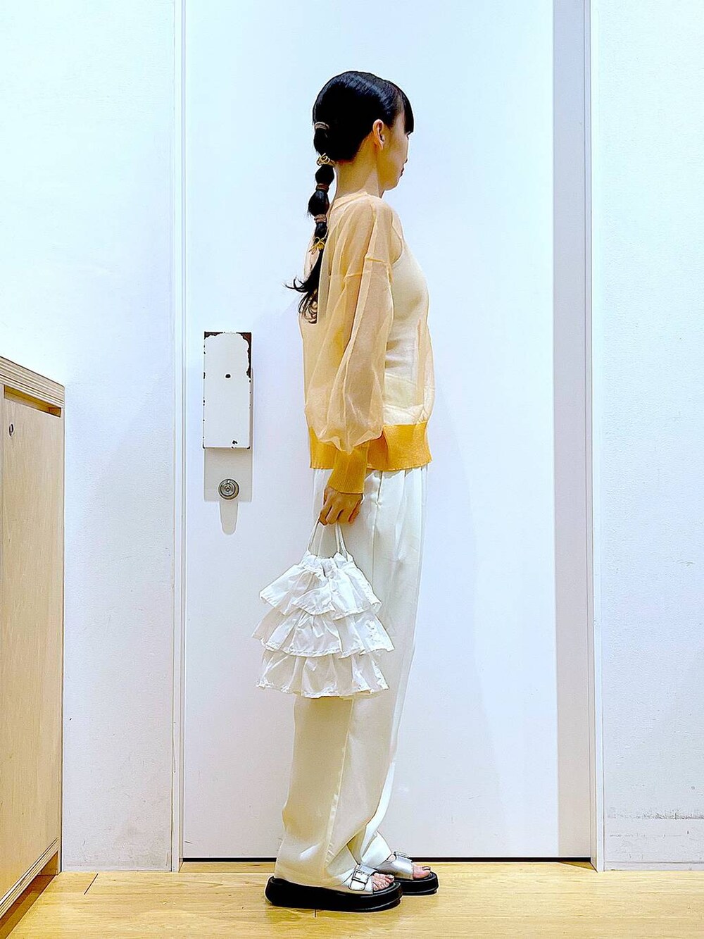 ホワイト系のショルダーバッグ、ホワイト系のその他パンツ、シルバー系のサンダルを着用したレディースの夏コーディネートの4枚目の写真