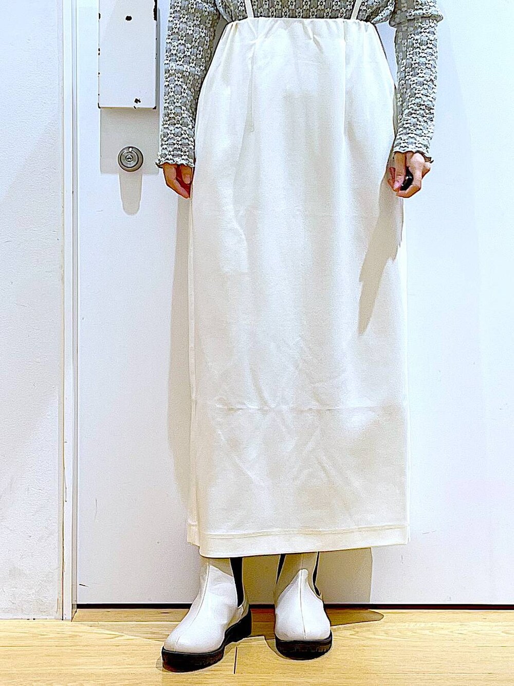 その他のショルダーバッグ、ベージュ系のブーツ、ホワイト系のスカートを着用したレディースの春コーディネートの8枚目の写真