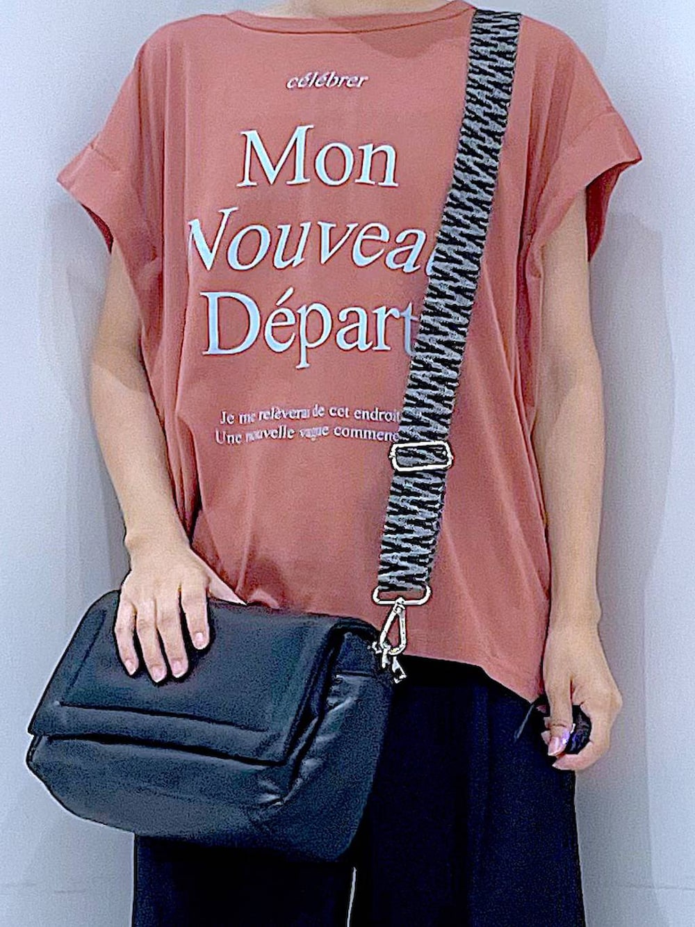 ブラウン系のTシャツ/カットソー、その他のショルダーバッグ、ブラック系のその他パンツを着用したレディースの秋コーディネートの9枚目の写真