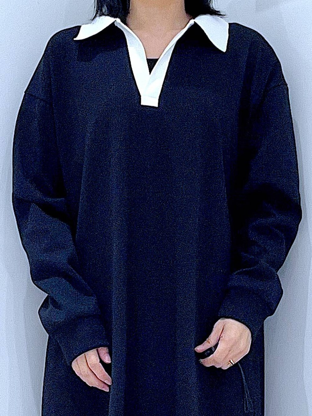 ホワイト系のショルダーバッグ、ブラック系のワンピース、ホワイト系のキャップを着用したレディースの春コーディネートの7枚目の写真