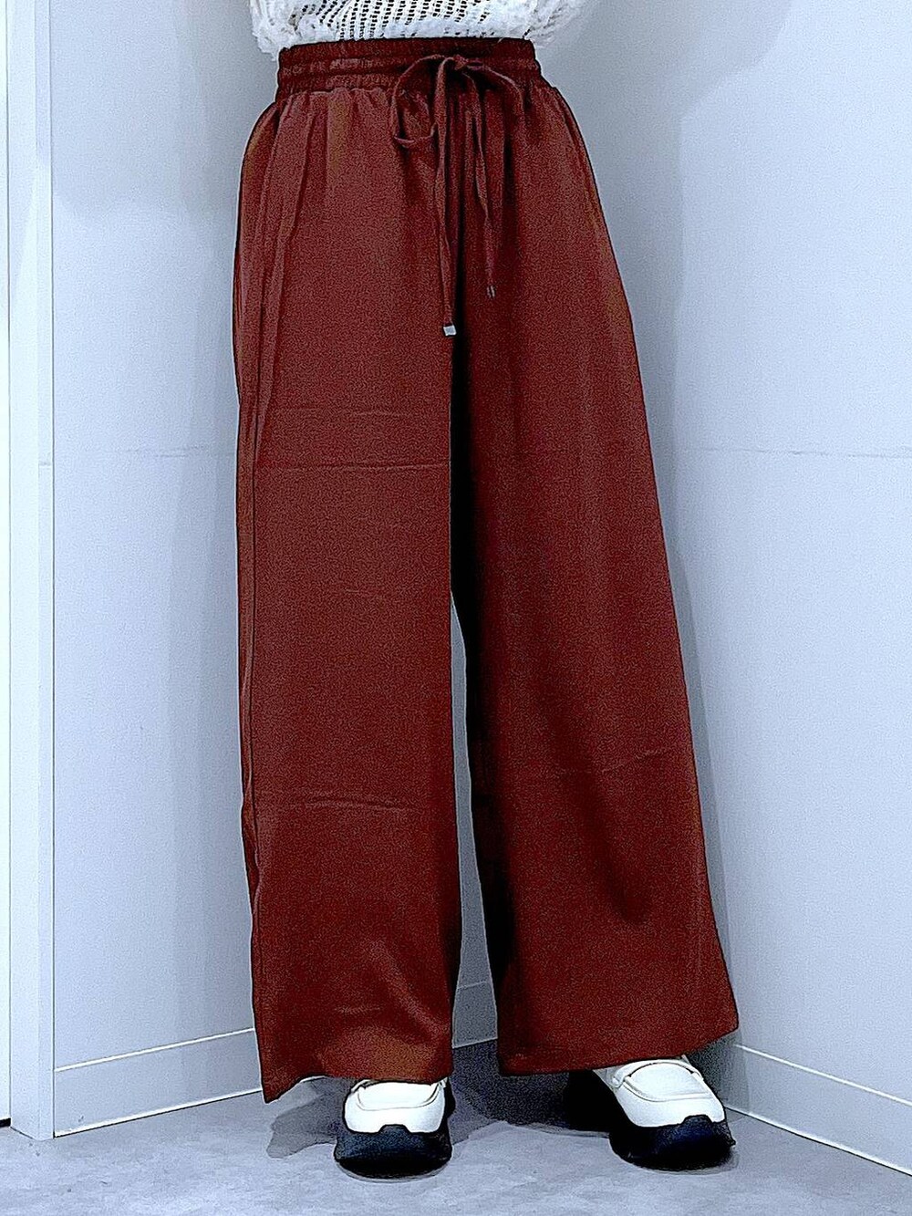 ベージュ系のショルダーバッグ、ホワイト系のローファー、ブラウン系のその他パンツを着用したレディースの秋コーディネートの8枚目の写真