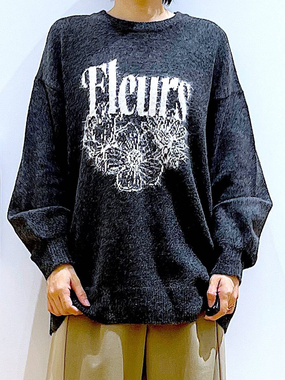 その他のショルダーバッグ、ブラック系のブーツ、グレー系のニット/セーターを着用したレディースの冬コーディネートの7枚目の写真