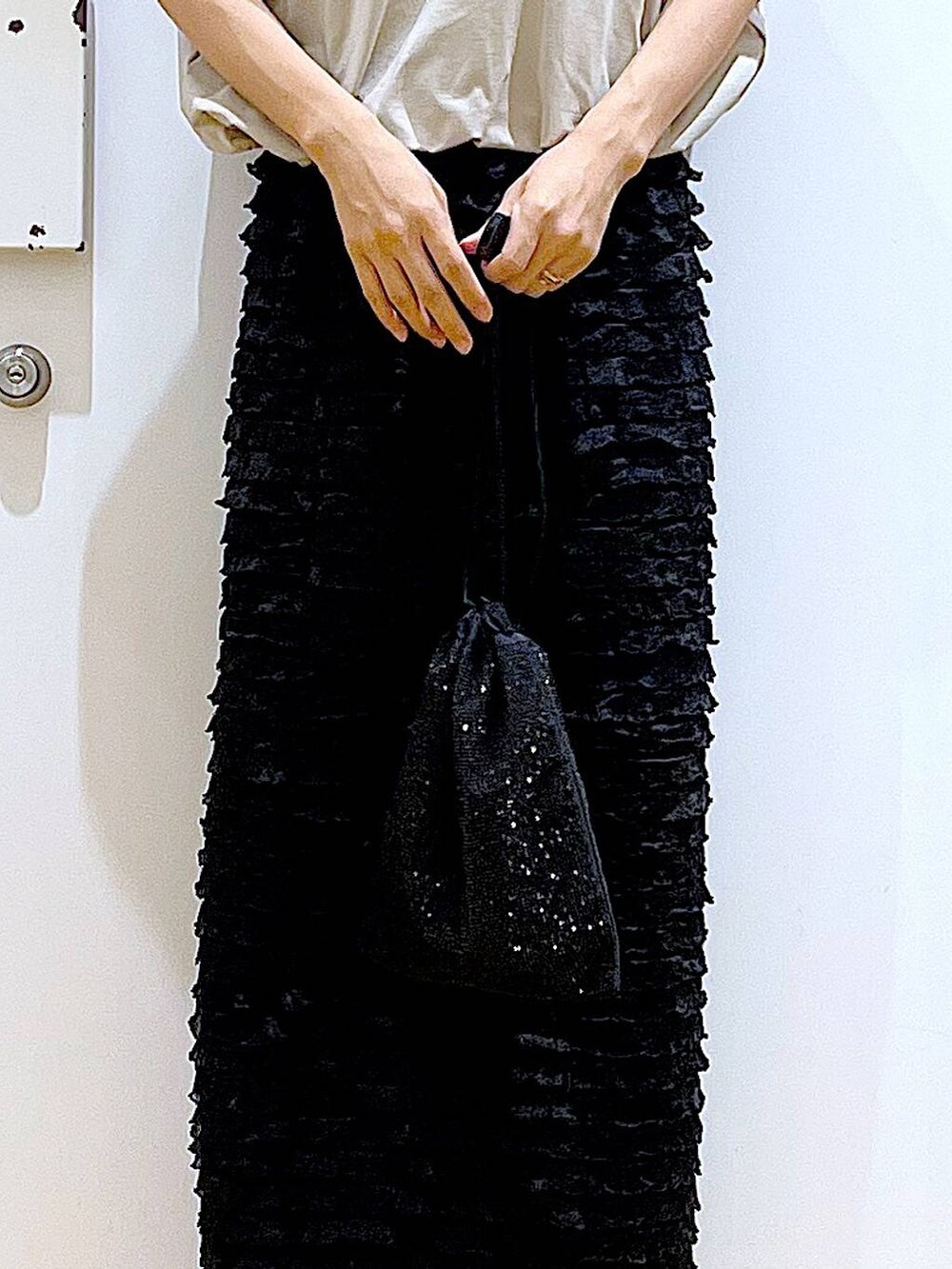 ブラック系のサンダル、グレー系のTシャツ/カットソー、ブラック系のショルダーバッグを着用したレディースの夏コーディネートの9枚目の写真